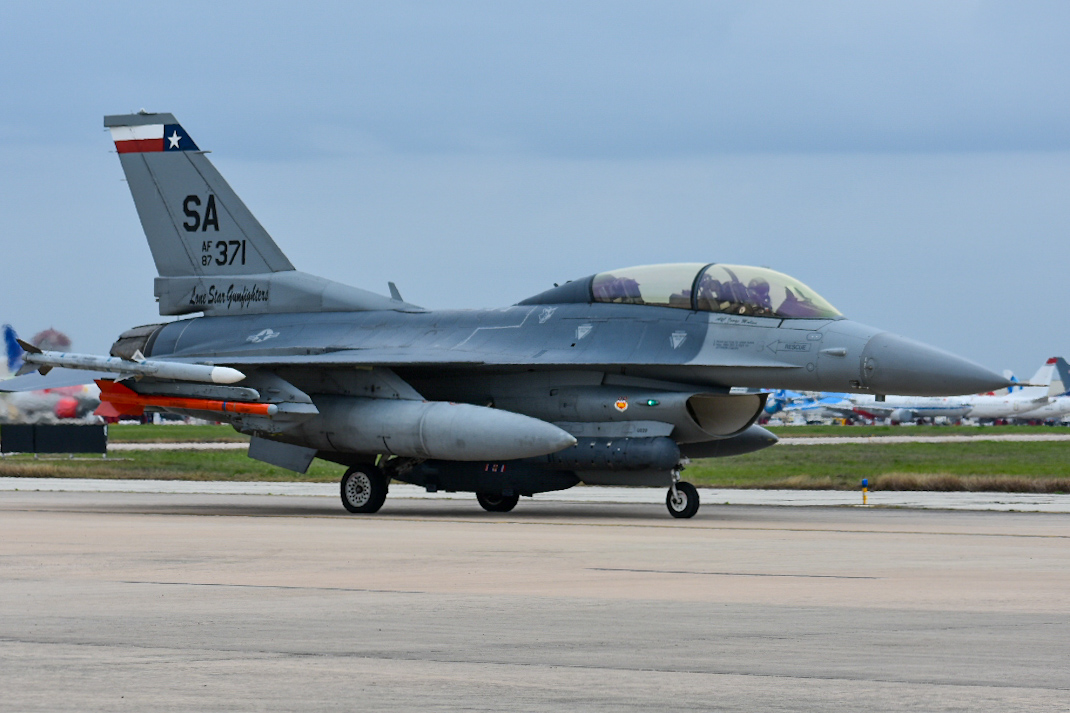 Full size: USAF - United States Air Force General Dynamics F-16 Fighting Falcon 97-0371 at Kelly Field Airport