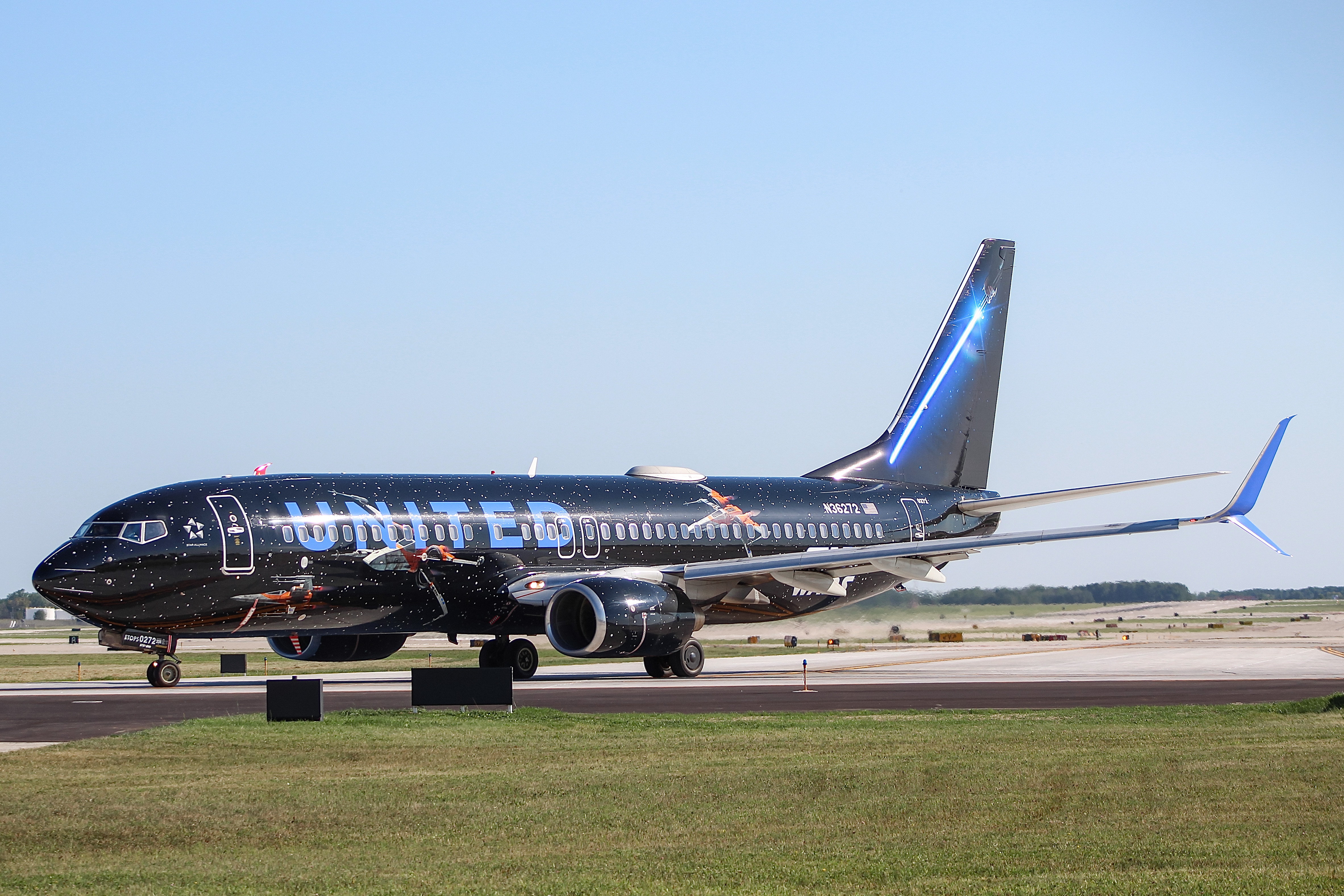 Full size: United Airlines Boeing 737-800 N36272 at General Mitchell International Airport