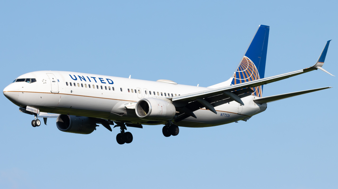 Full size: United Airlines Boeing 737-800 N77536 at Pittsburgh International Airport