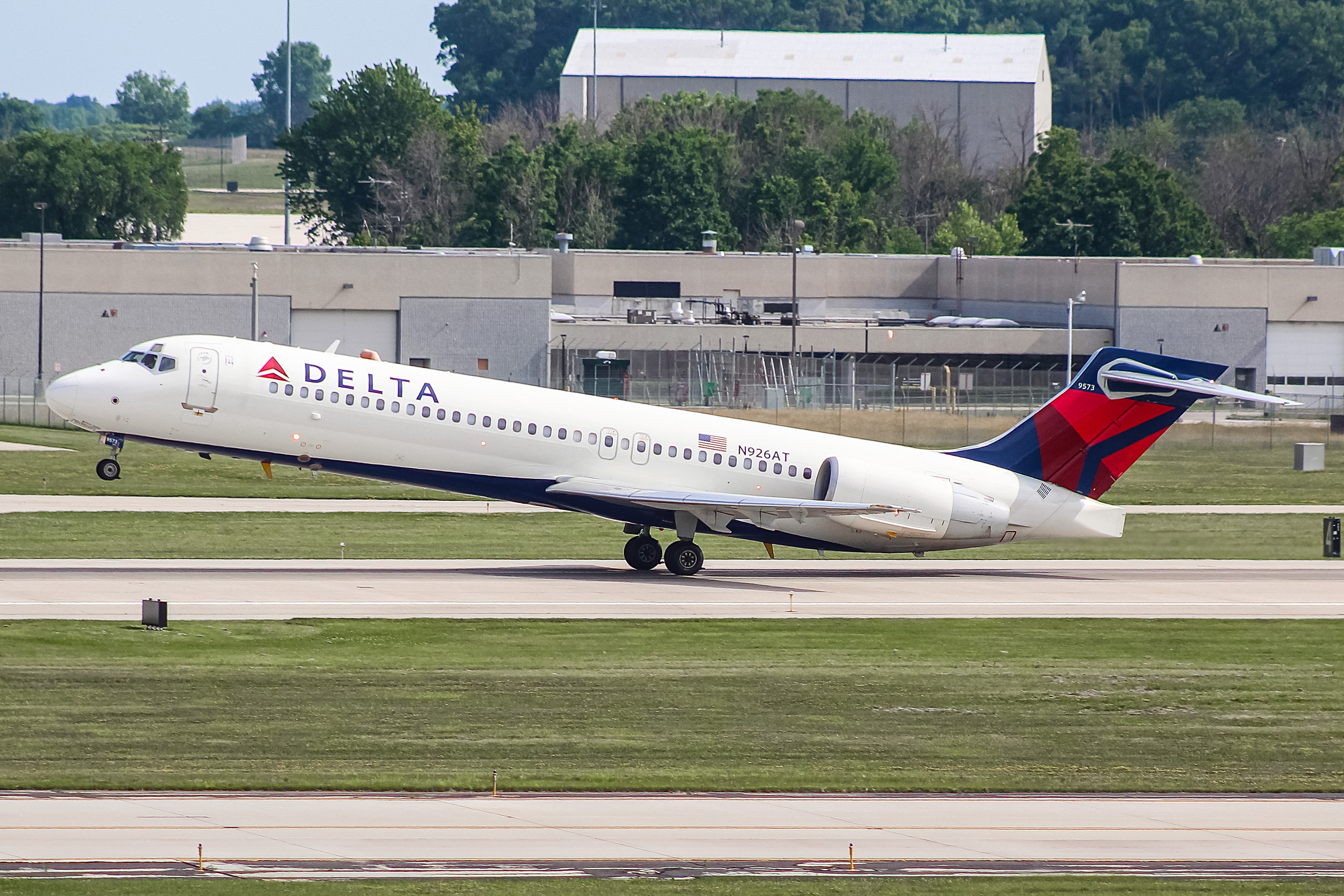 Full size: Delta Airlines Boeing 717-200 N926AT at General Mitchell International Airport