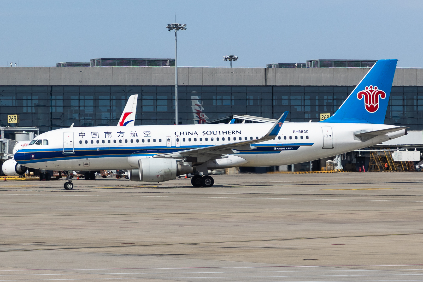 Full size: China Southern Airlines Airbus A320 B-9930 at Shanghai Hongqiao International Airport