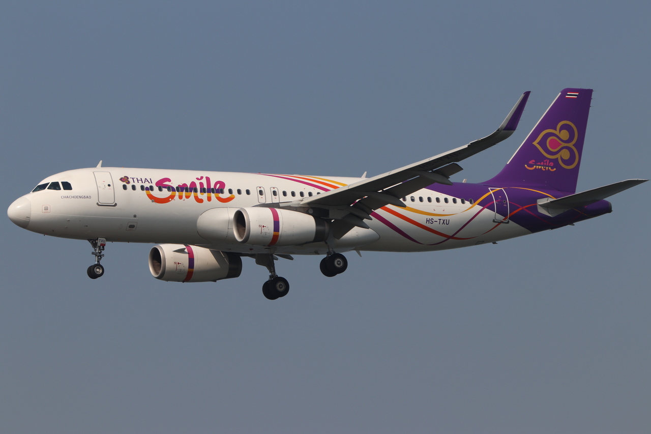 Full size: Thai Smile Airbus A320 HS-TXU at Hong Kong International Airport