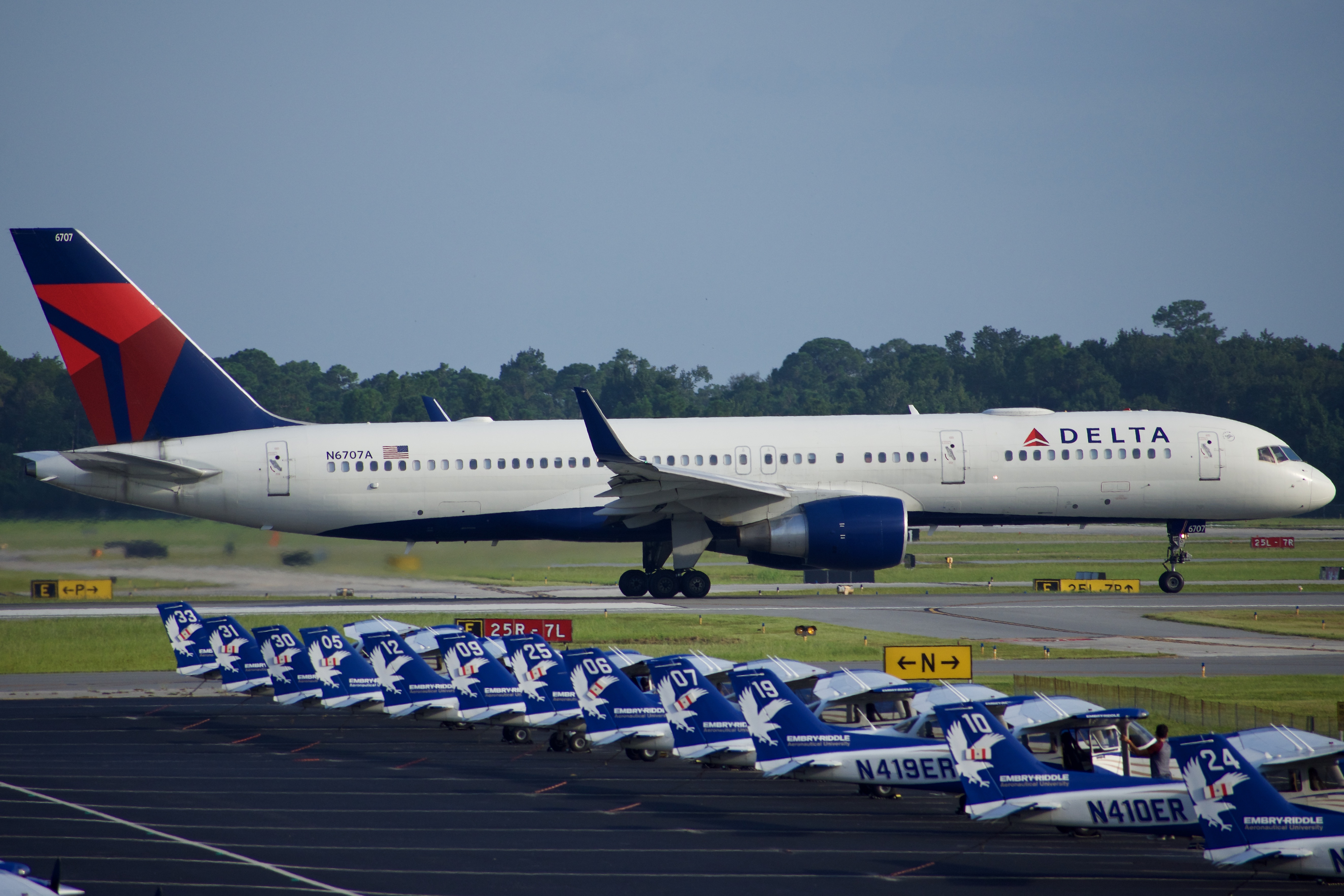 Full size: Delta Airlines Boeing 757-200 N6707A at Daytona Beach International Airport