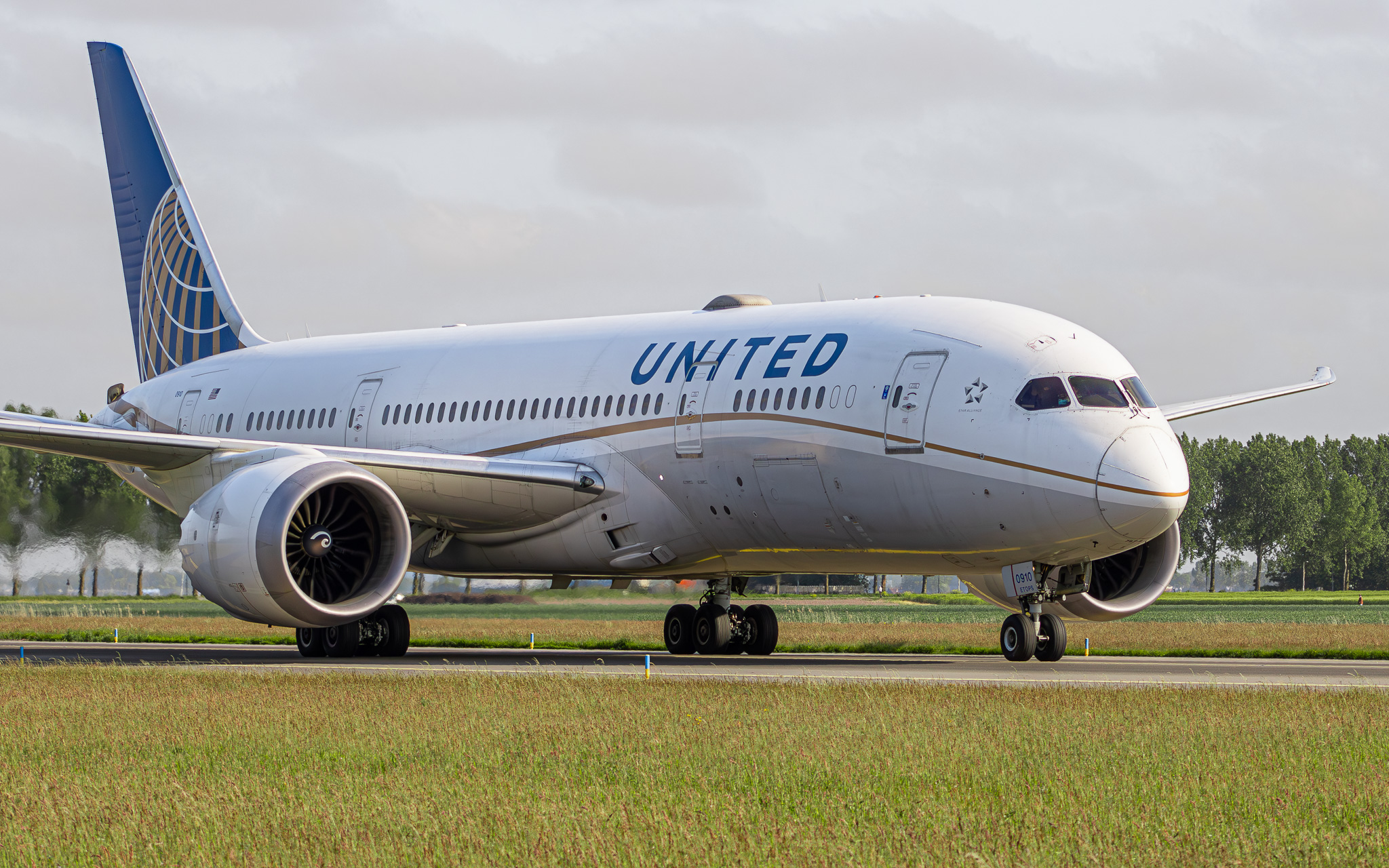 Full size: United Airlines Boeing 787-8 N26910 at Amsterdam Schiphol Airport