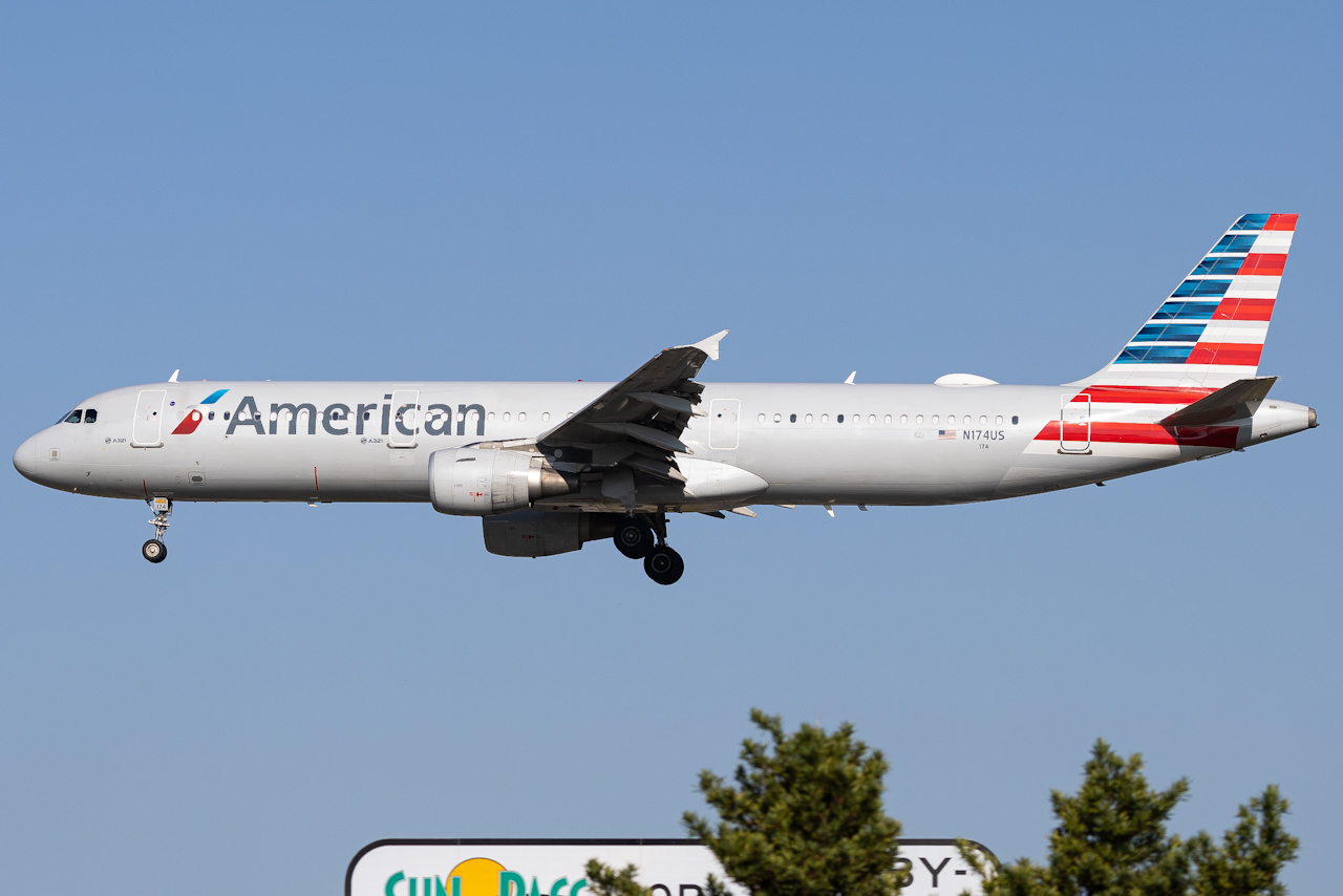 Full size: American Airlines Airbus A321-200 N174US at Tampa International Airport