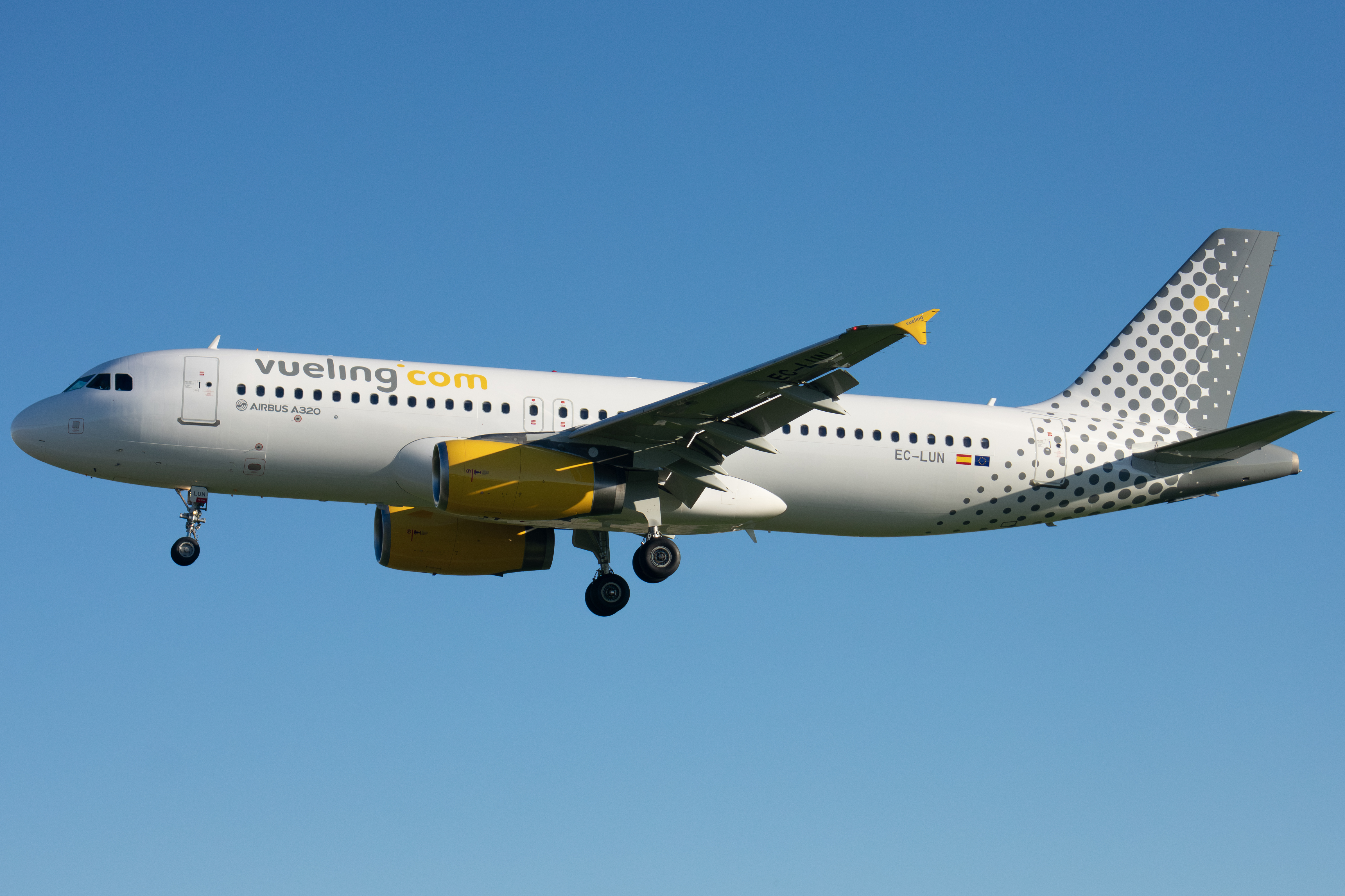 Full size: Vueling Airbus A320 EC-LUN at Lisbon Humberto Delgado Airport