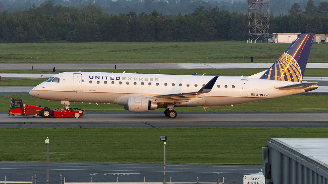 Full size: United Express Embraer E175 N88326 at Washington Dulles International Airport