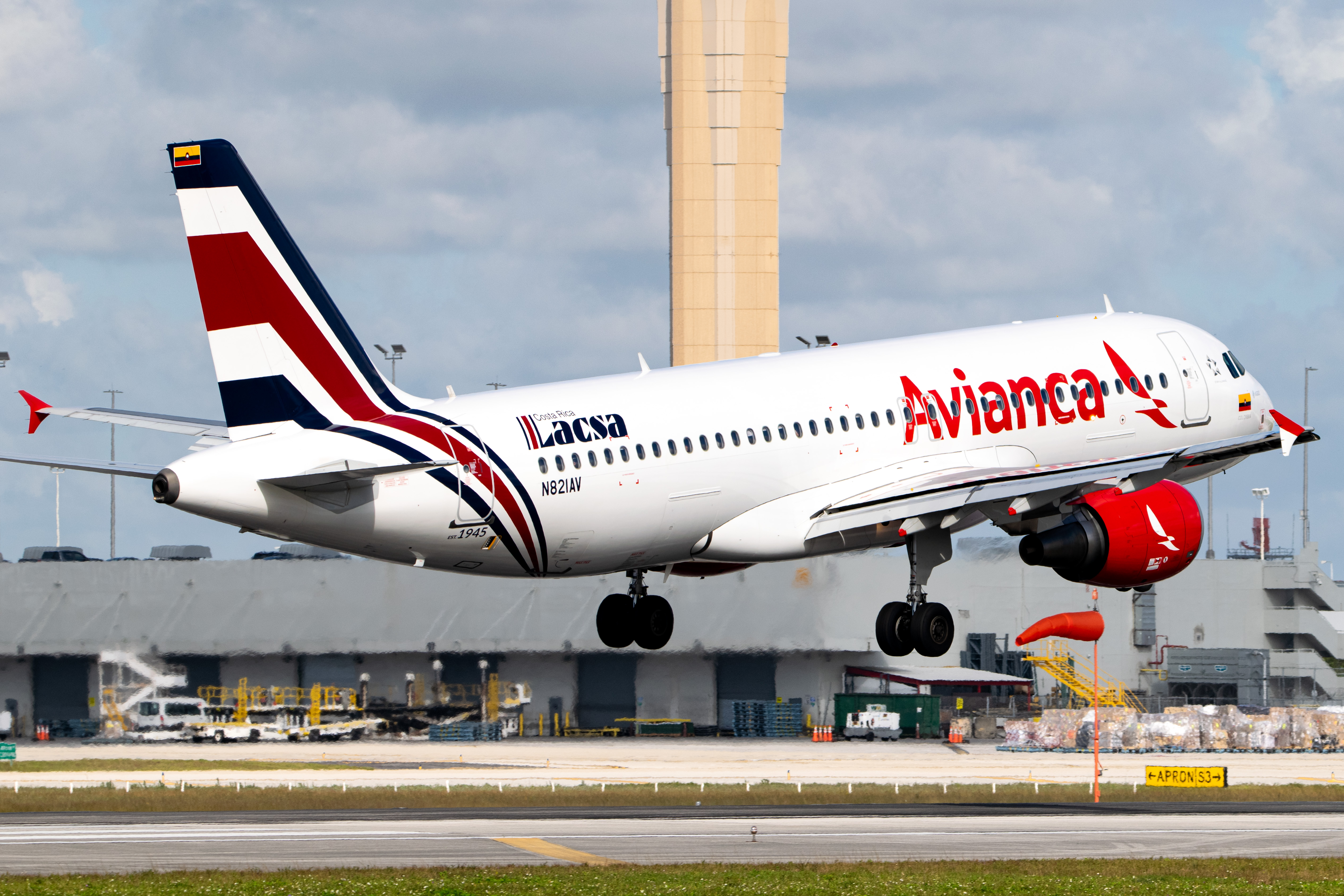 Full size: Avianca Airbus A320 N821AV at Miami International Airport