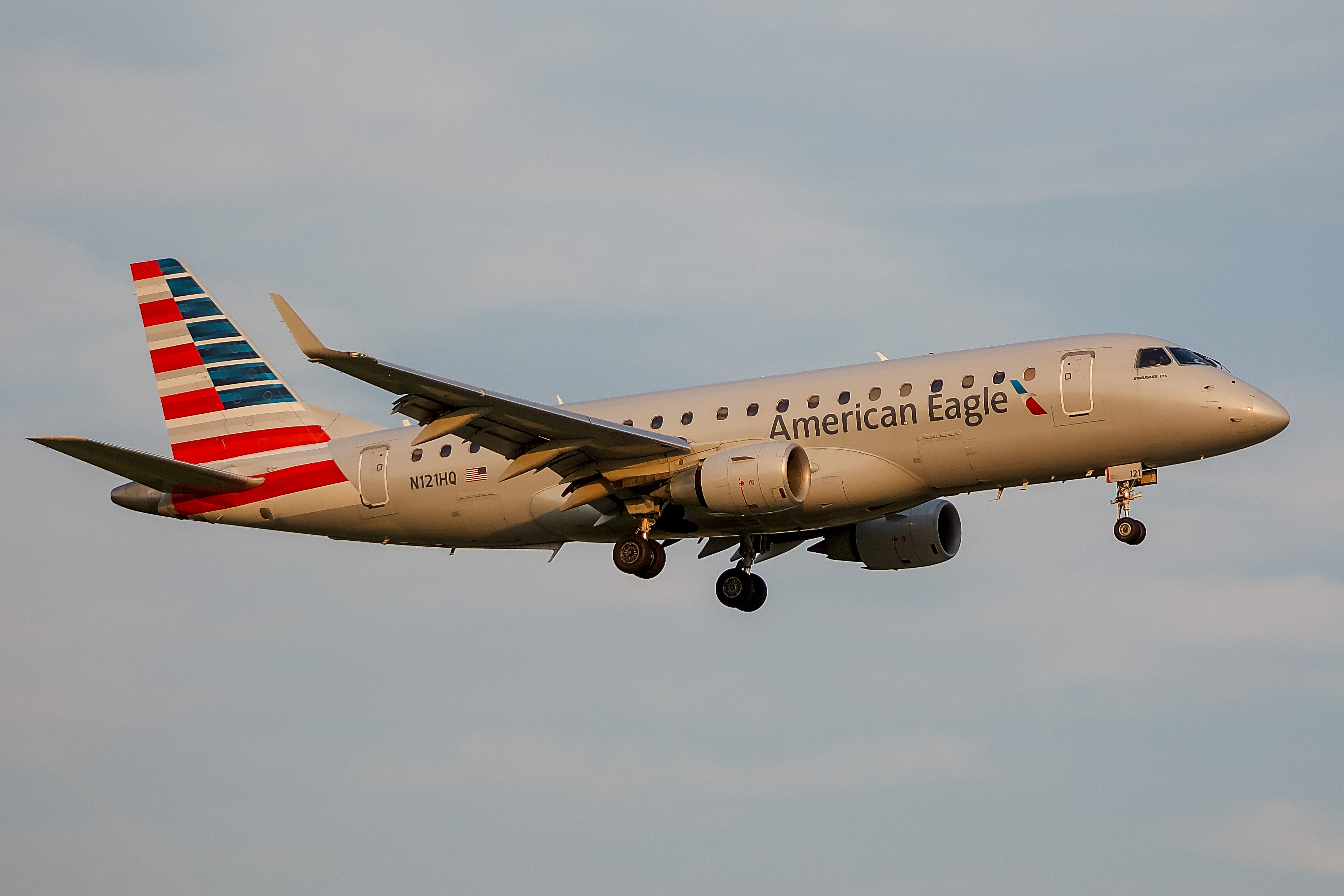 Full size: American Eagle Embraer E170 N121HQ at General Mitchell International Airport