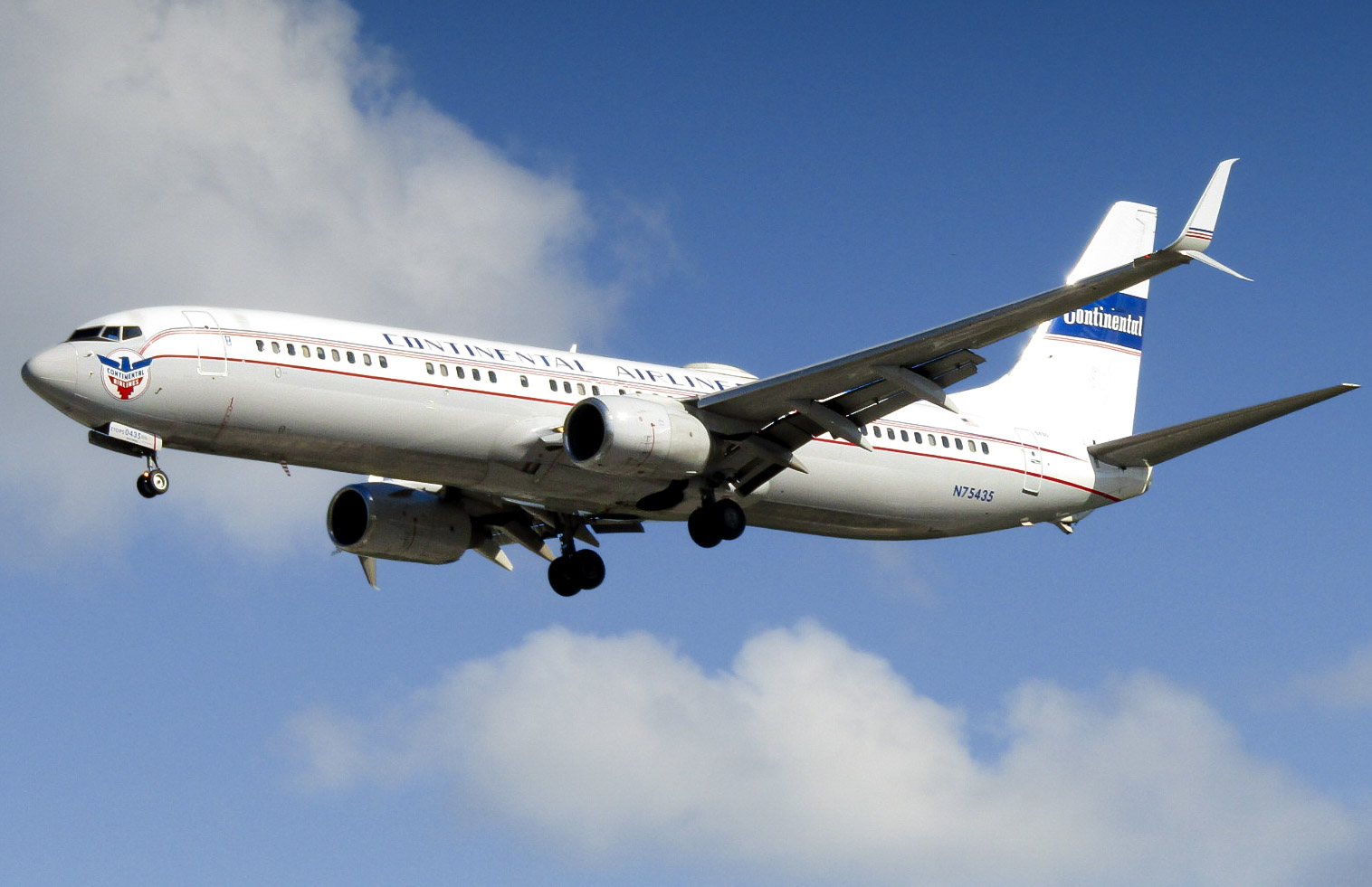 Full size: United Airlines Boeing 737-900(ER) N75435 at Orlando International Airport