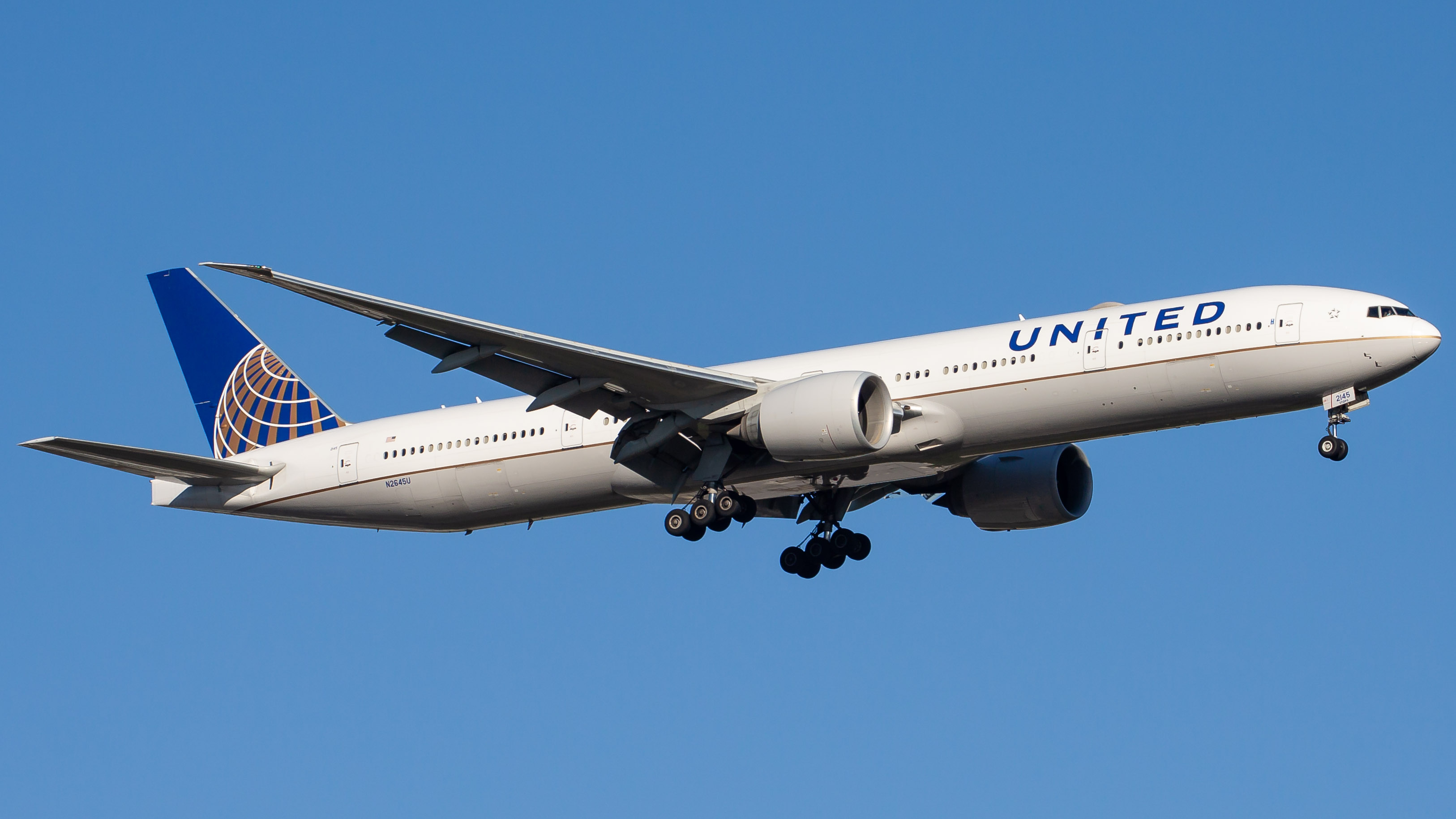 Full size: United Airlines Boeing 777-300ER N2654U at Washington Dulles International Airport
