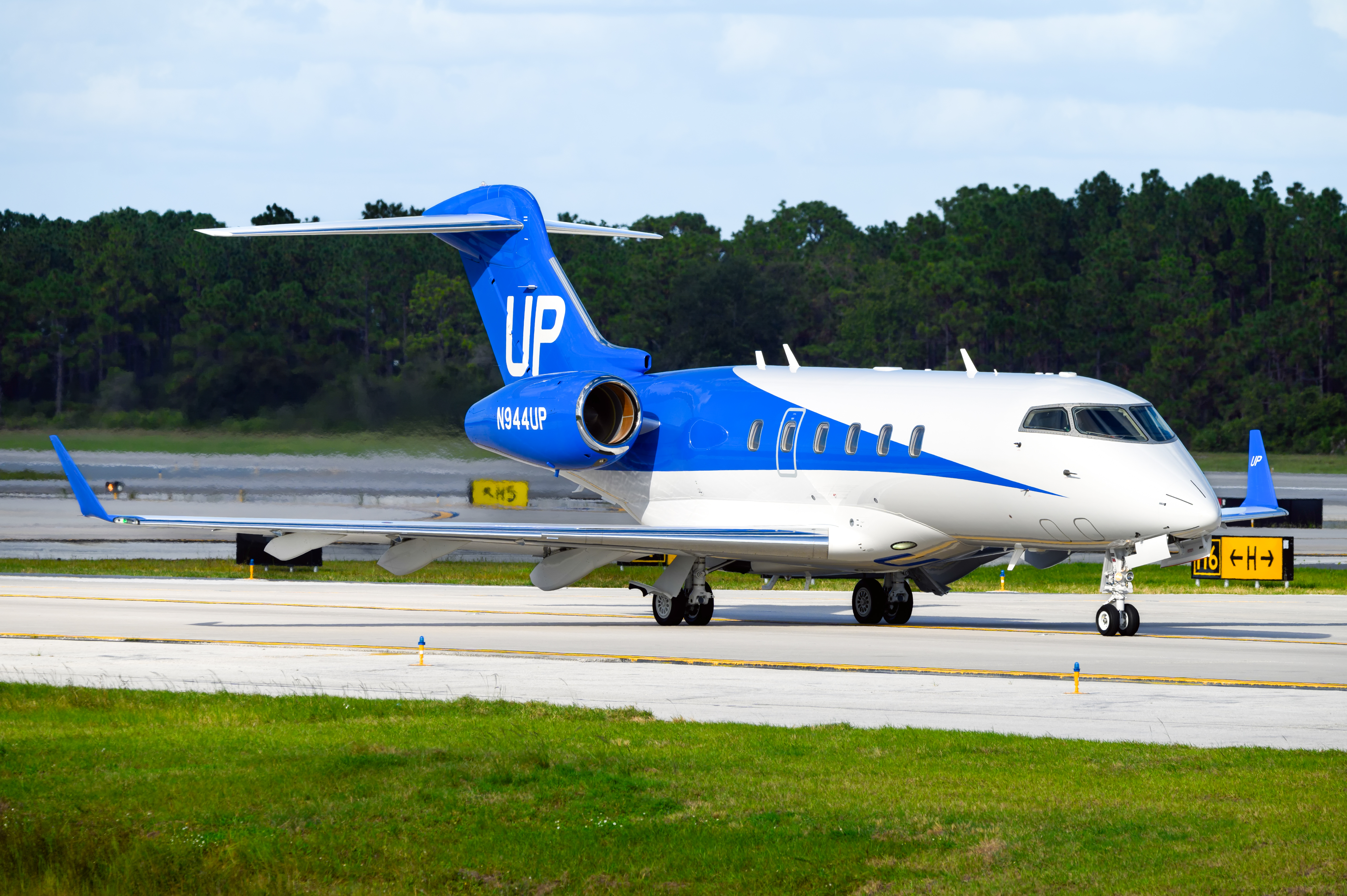 Full size: Wheels Up Bombardier Challenger 300 N944UP at Orlando International Airport
