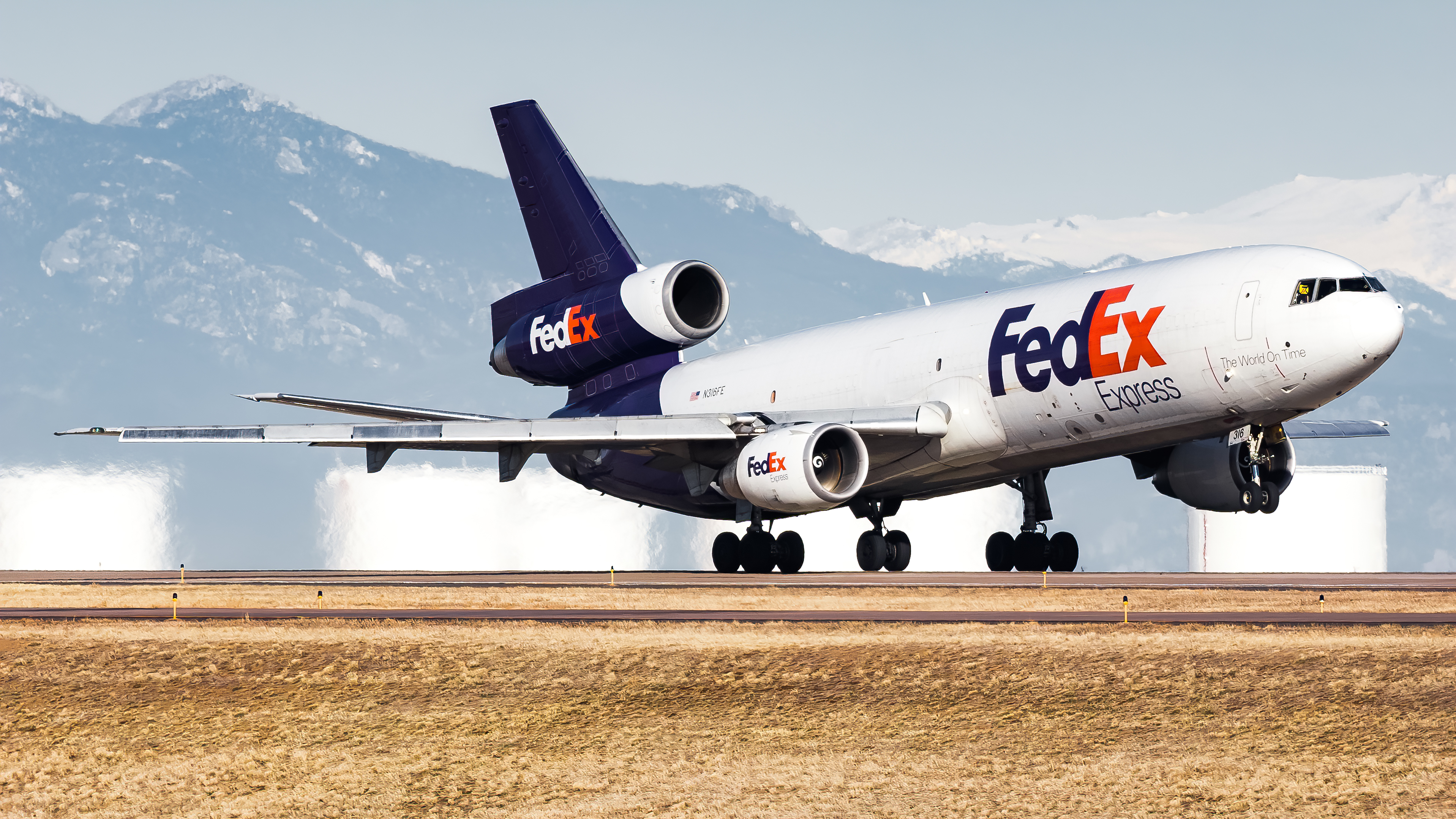 Full size: FedEx McDonnell Douglas MD-10F N316FE at Denver International Airport