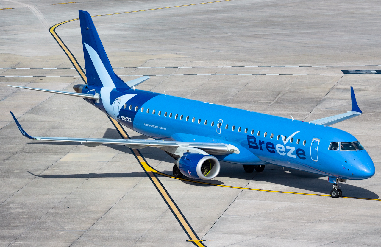 Full size: Breeze Airways Embraer E195  N192BZ at Tampa International Airport