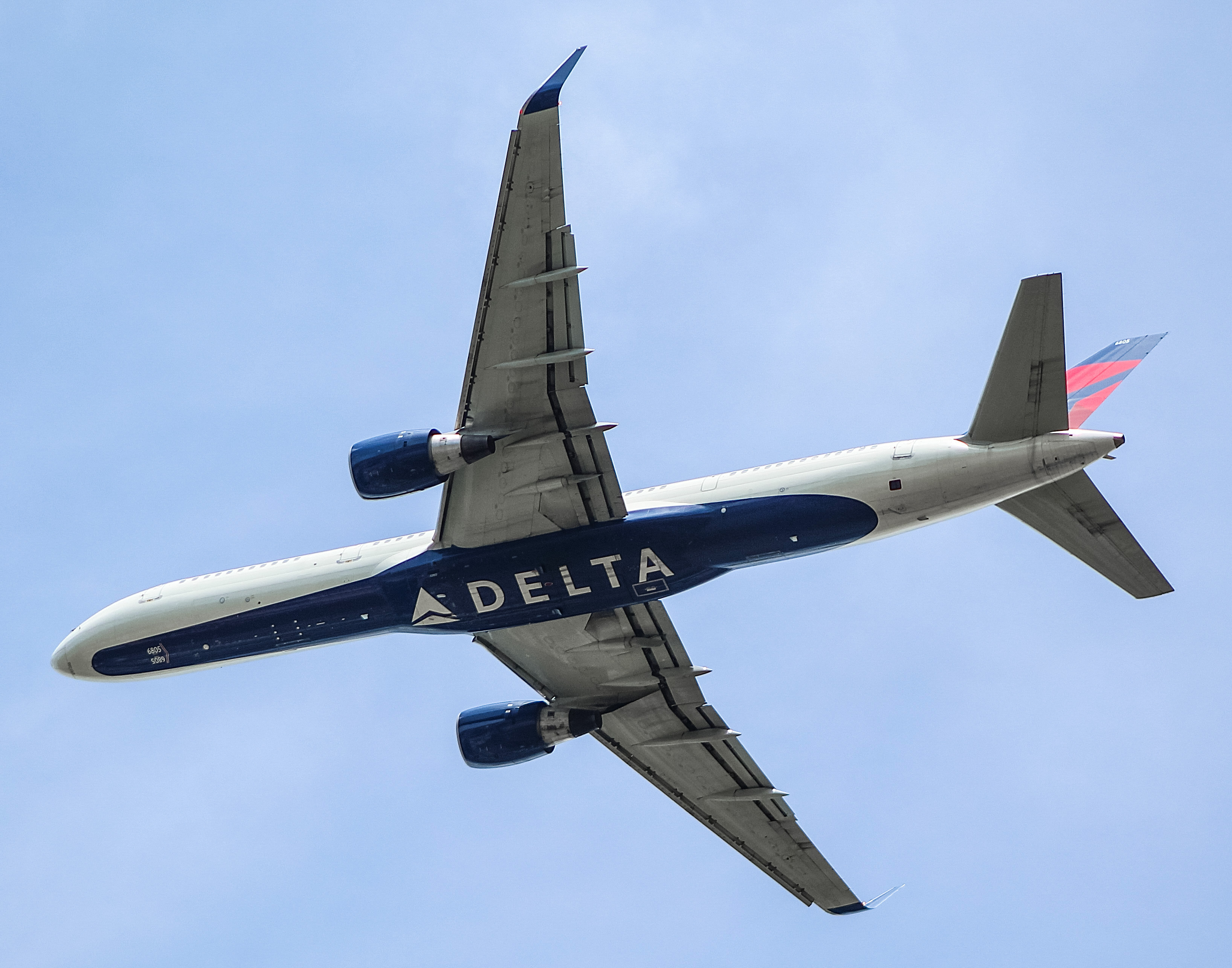 Full size: Delta Airlines Boeing 757-200 N707TW at General Mitchell International Airport
