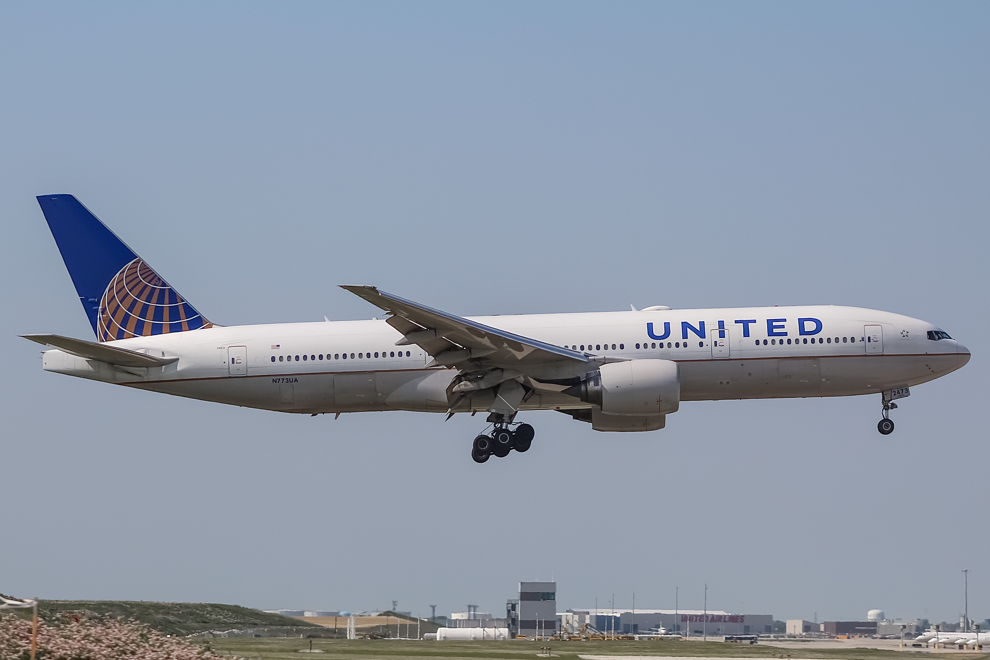Full size: United Airlines  Boeing 777-200 N773UA at Chicago O'Hare International Airport