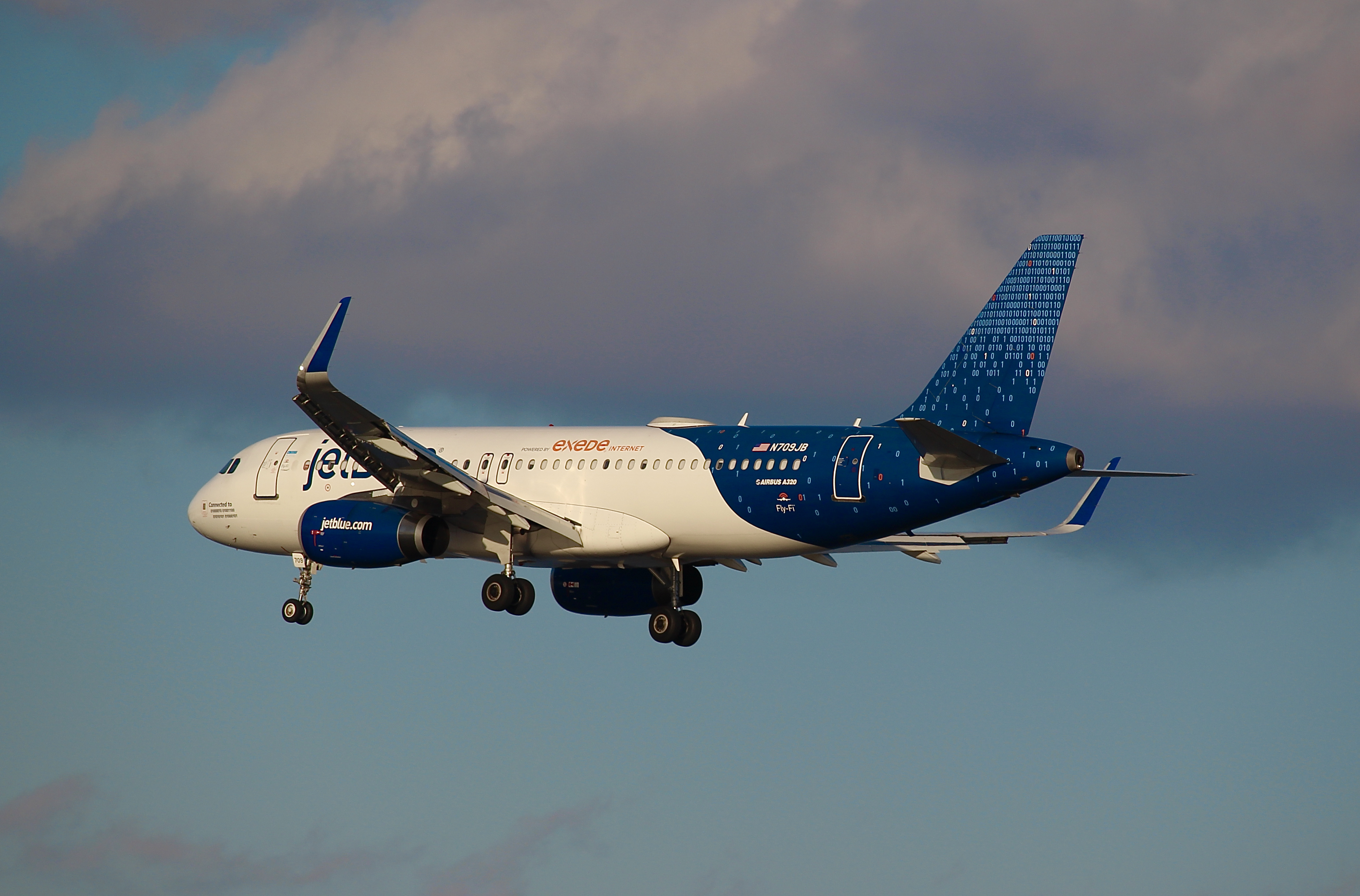 Full size: JetBlue Airways Airbus A320 N709JB at Ronald Reagan National Airport