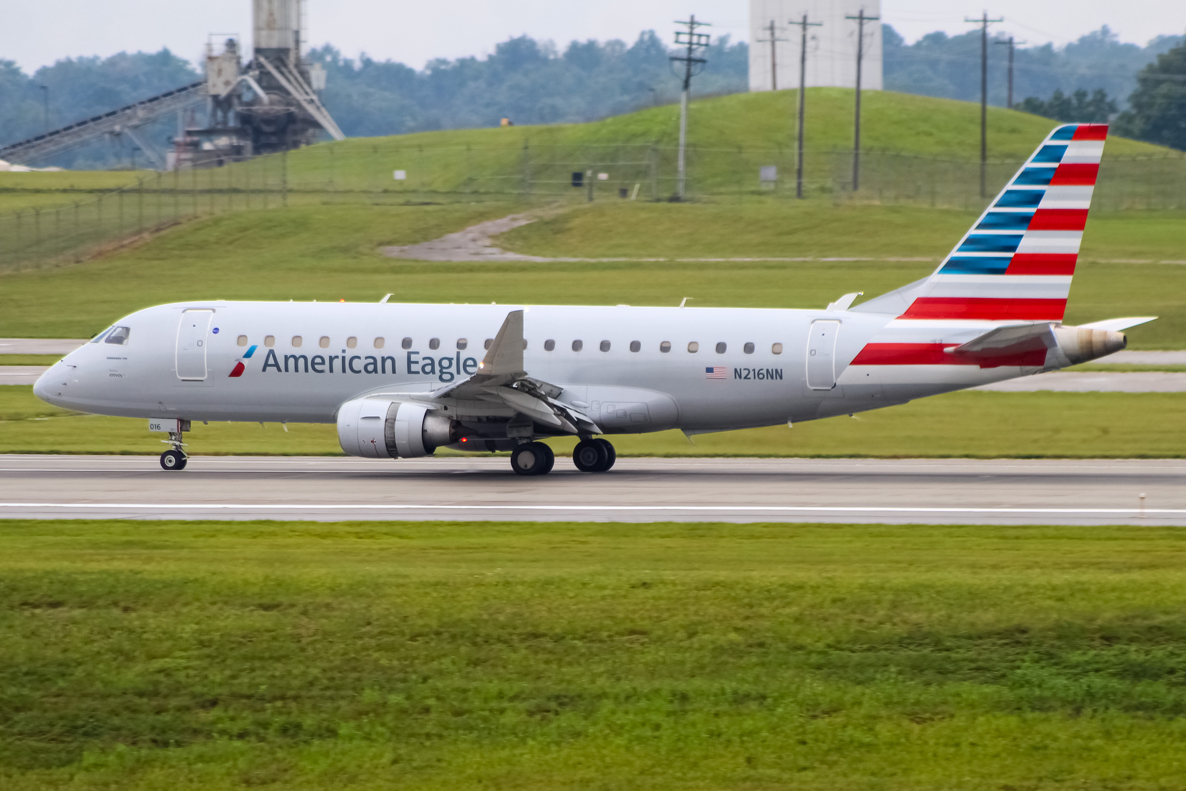 Full size: American Eagle Embraer E175 N216NN at Cincinnati/Northern Kentucky International Airport