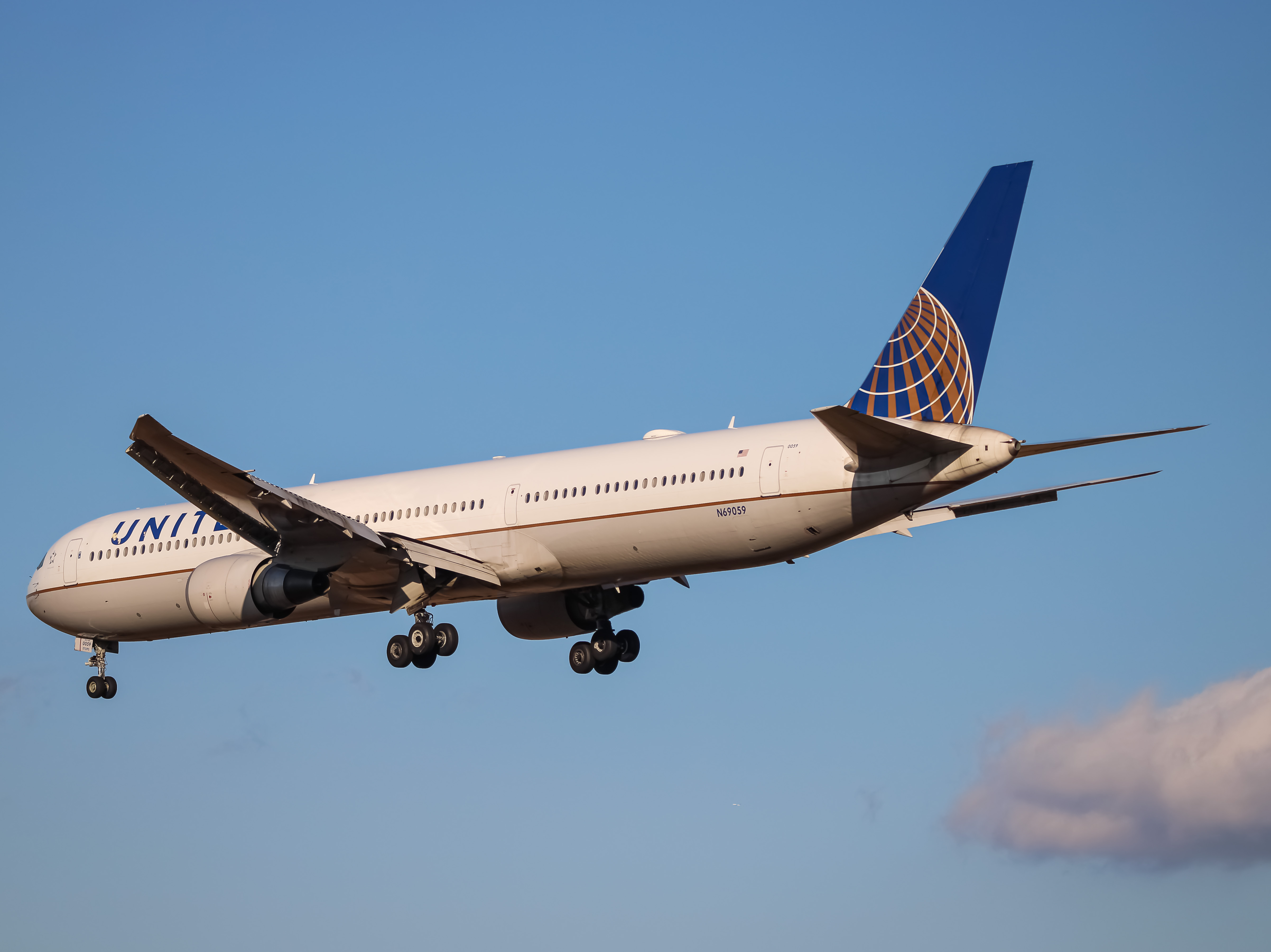 Full size: United Airlines Boeing 767-400ER N69059 at Washington Dulles International Airport