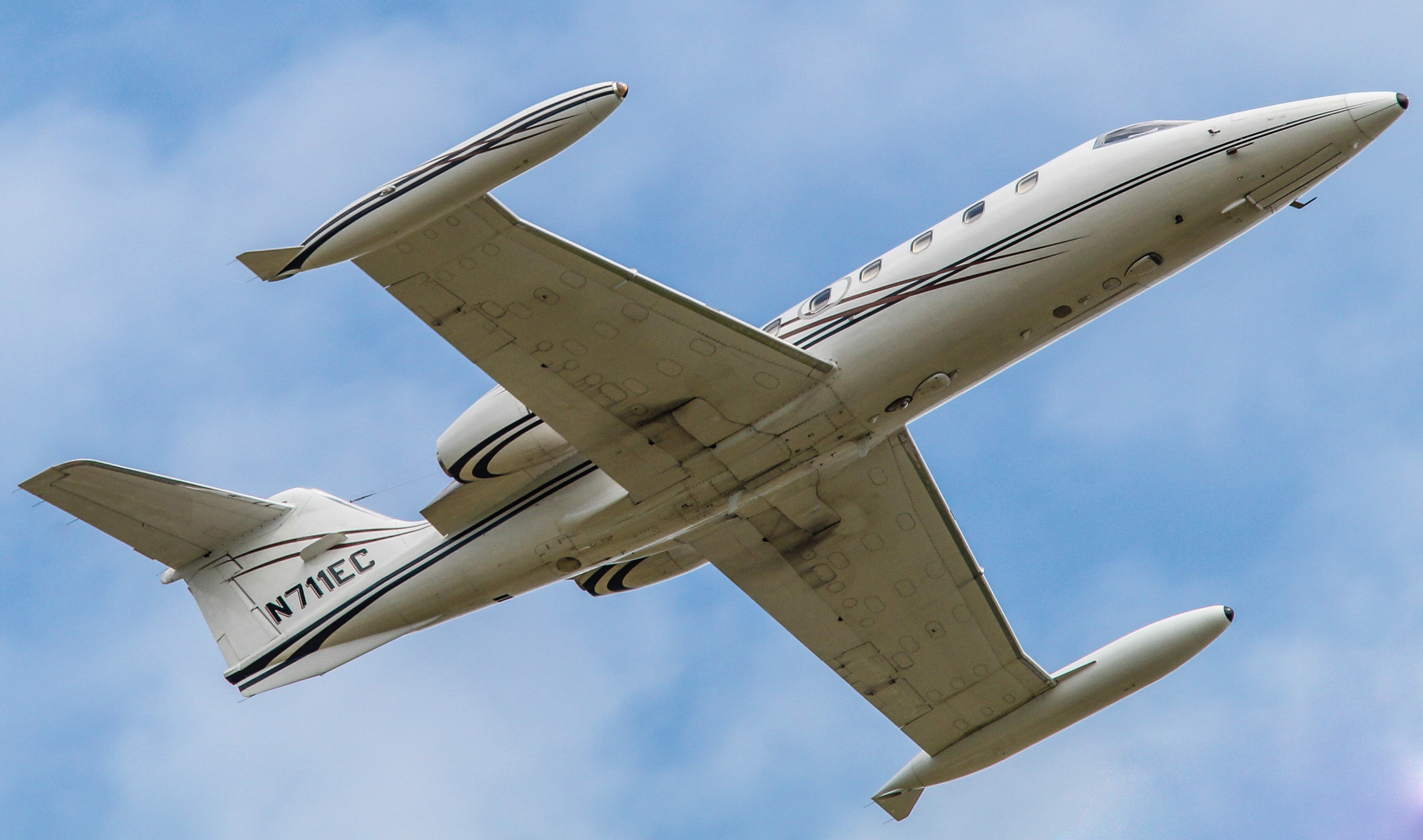 Full size: PRIVATE Learjet 31 N711EC at Lehigh Valley International Airport