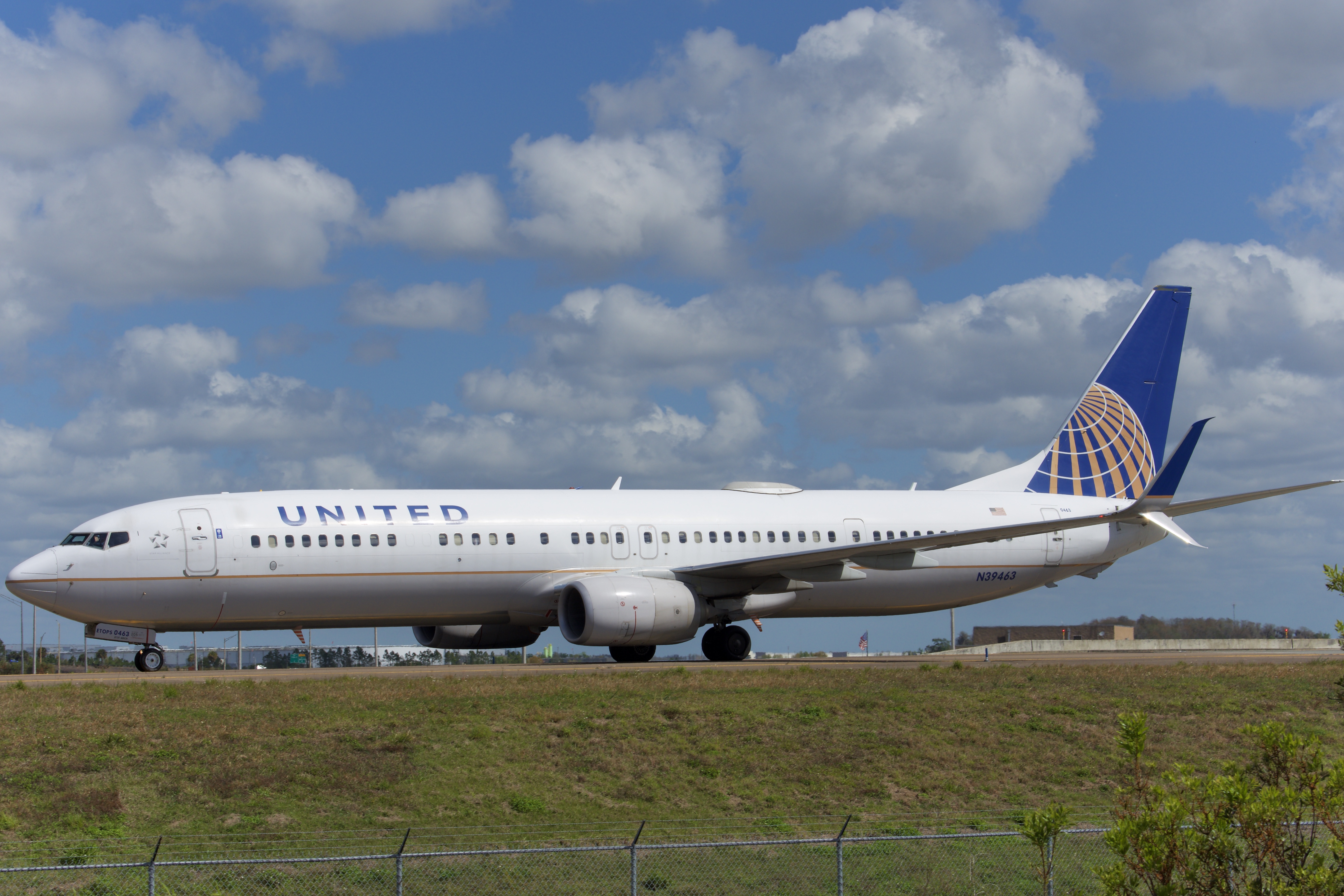 Full size: United Airlines Boeing 737-900ER N39463 at Orlando International Airport