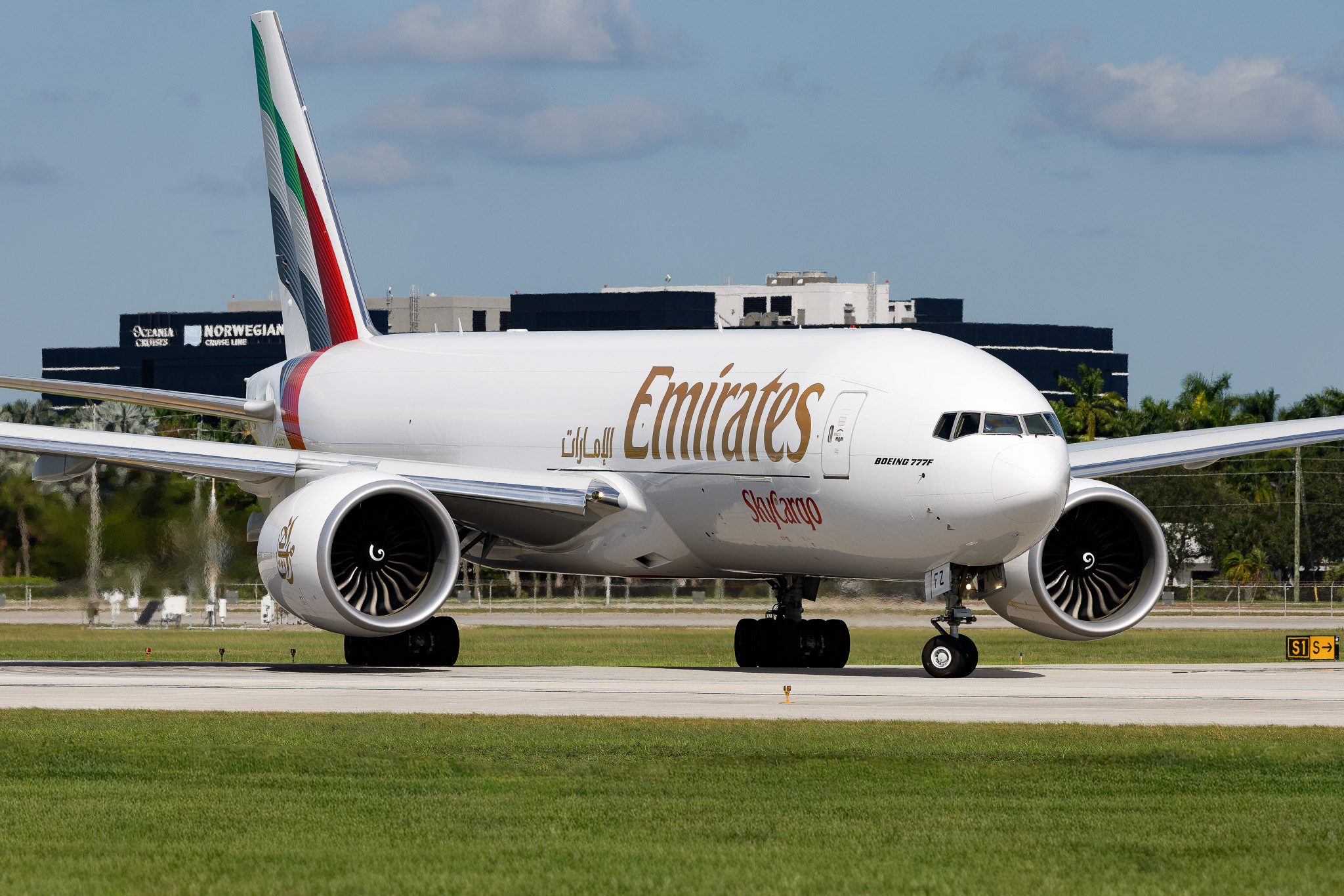 Full size: Emirates SkyCargo Boeing 777-F A6-EFZ at Miami International Airport