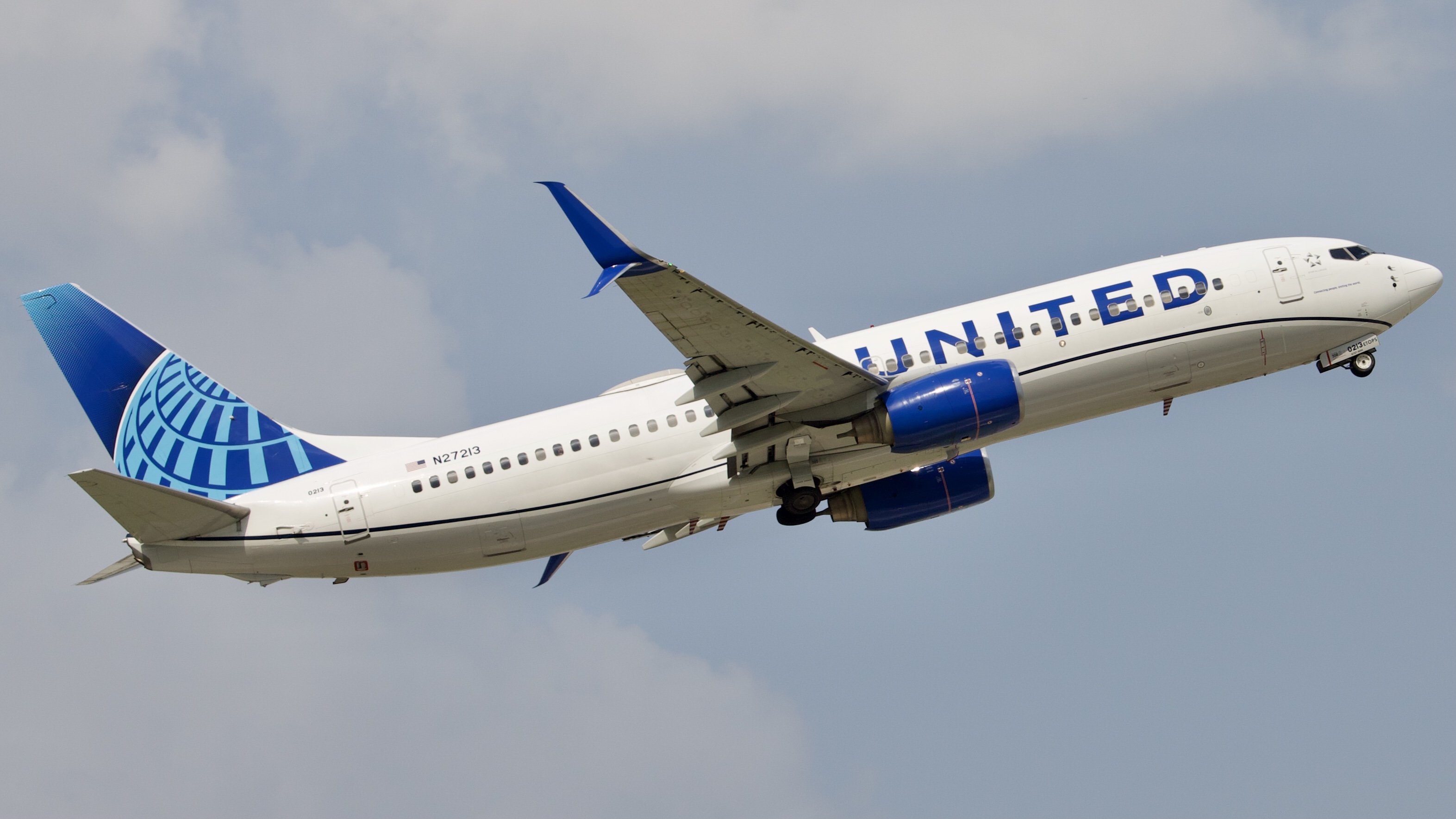 Full size: United Airlines Boeing 737-800 N27213 at Houston-George Bush Intercontinental Airport