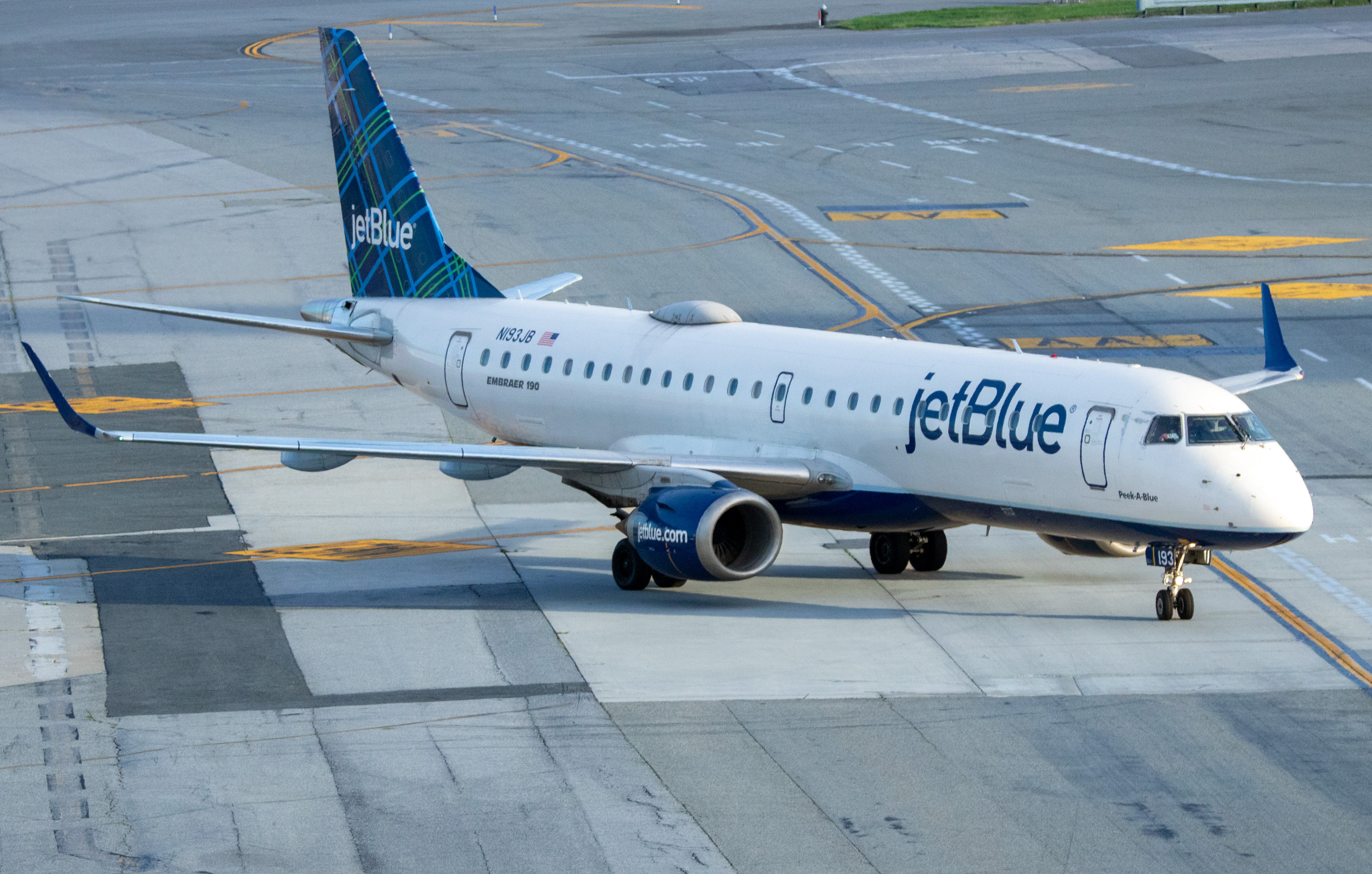 Full size: JetBlue Airways Embraer E190 N193JB at John F. Kennedy International Airport