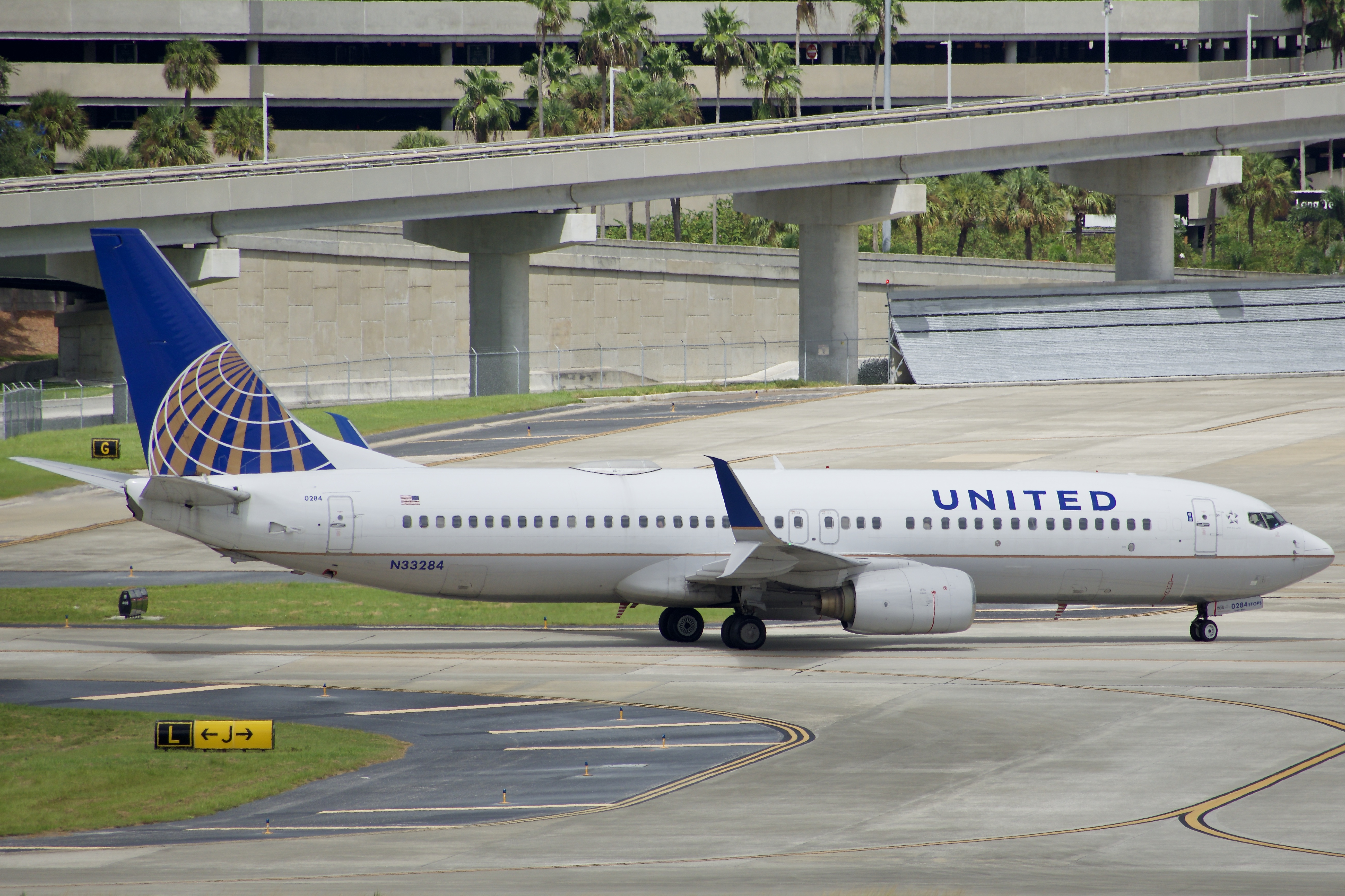 Full size: United Airlines Boeing 737-800 N33284 at Tampa International Airport