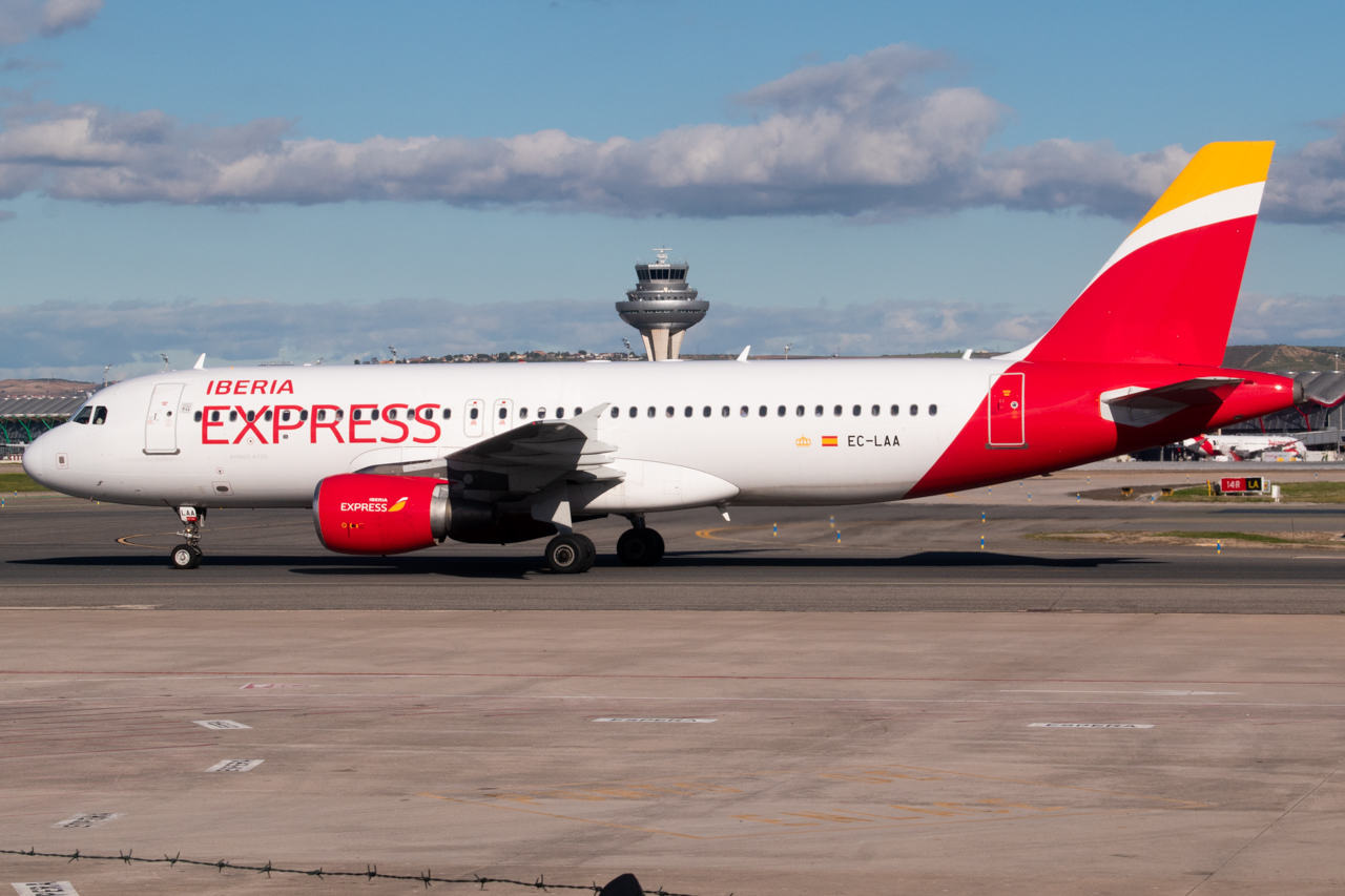 Full size: Iberia Express Airbus A320 EC-LAA at Madrid Barajas Airport