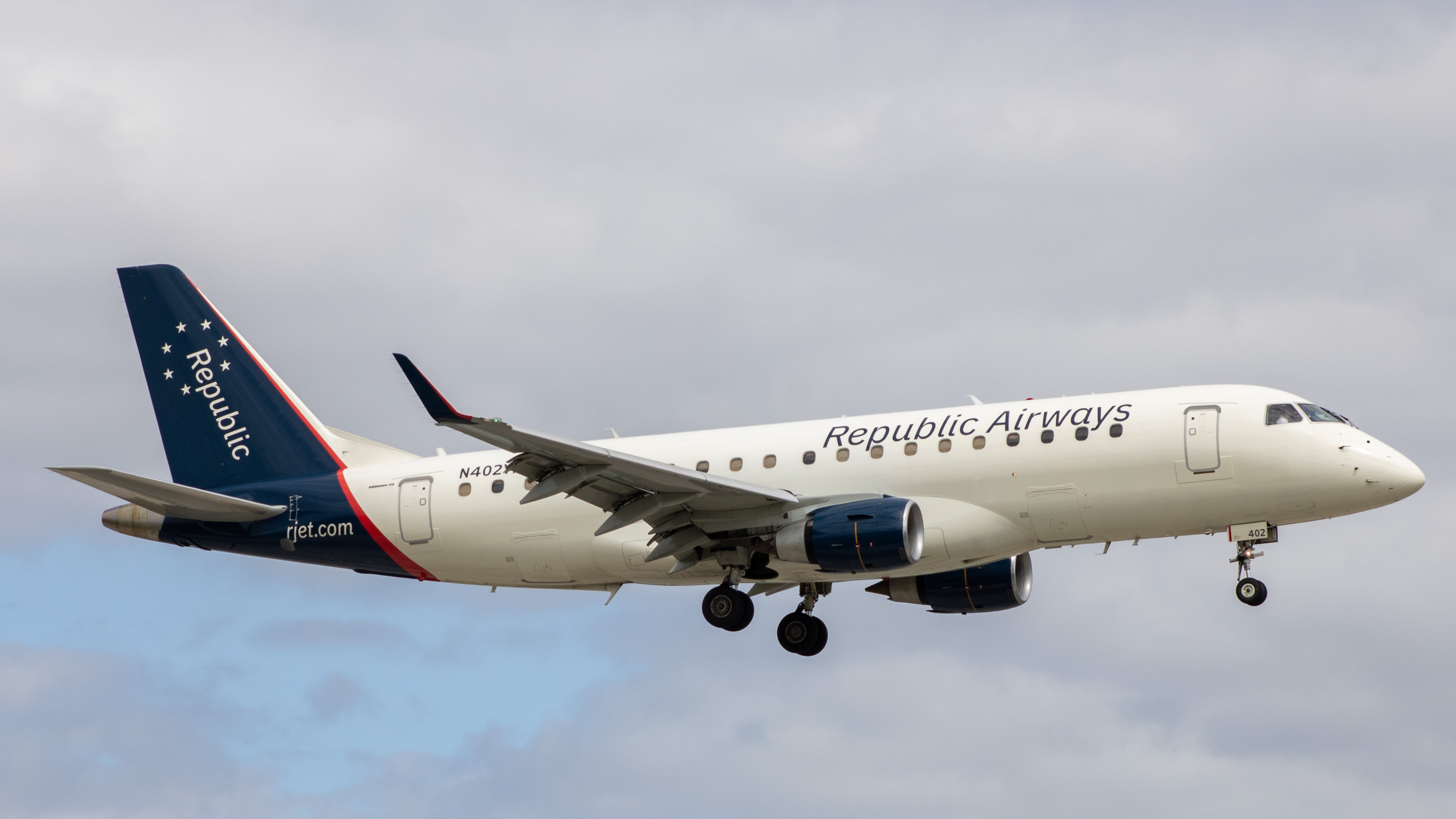 Full size: Republic Airways Embraer E175 N402YX at Miami International Airport