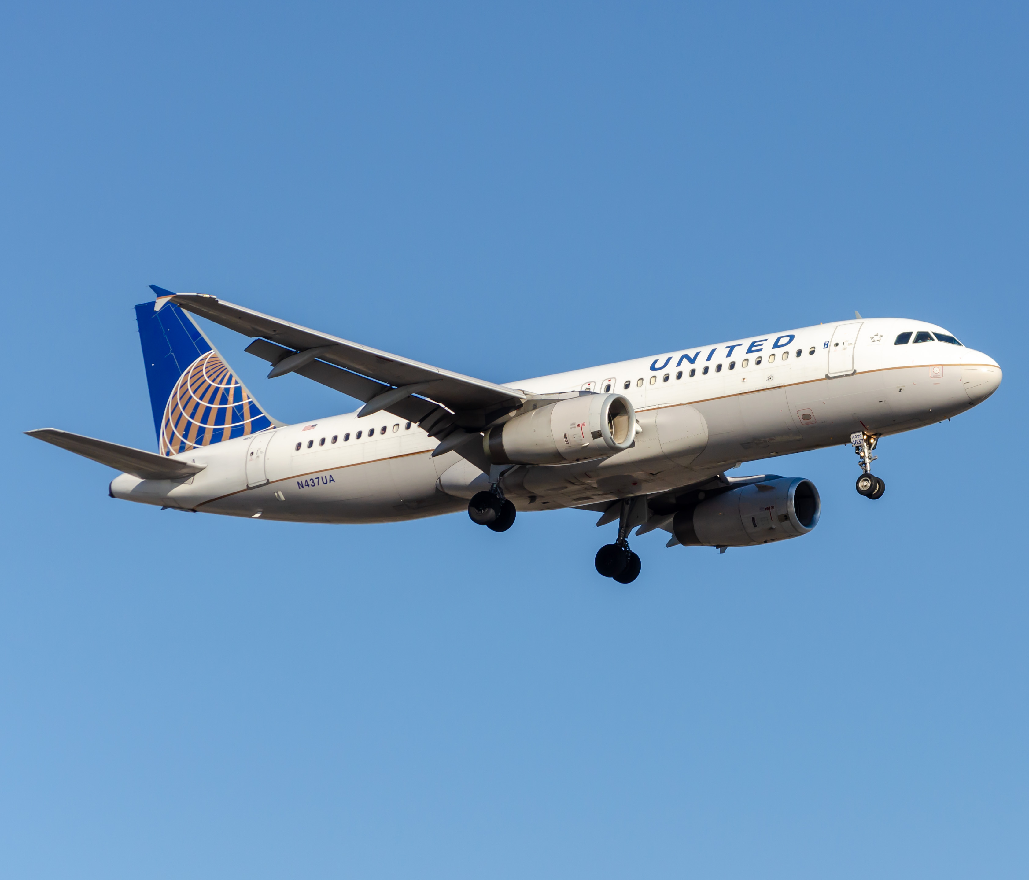 Full size: United Airlines Airbus A320 N437UA at Newark Liberty International Airport