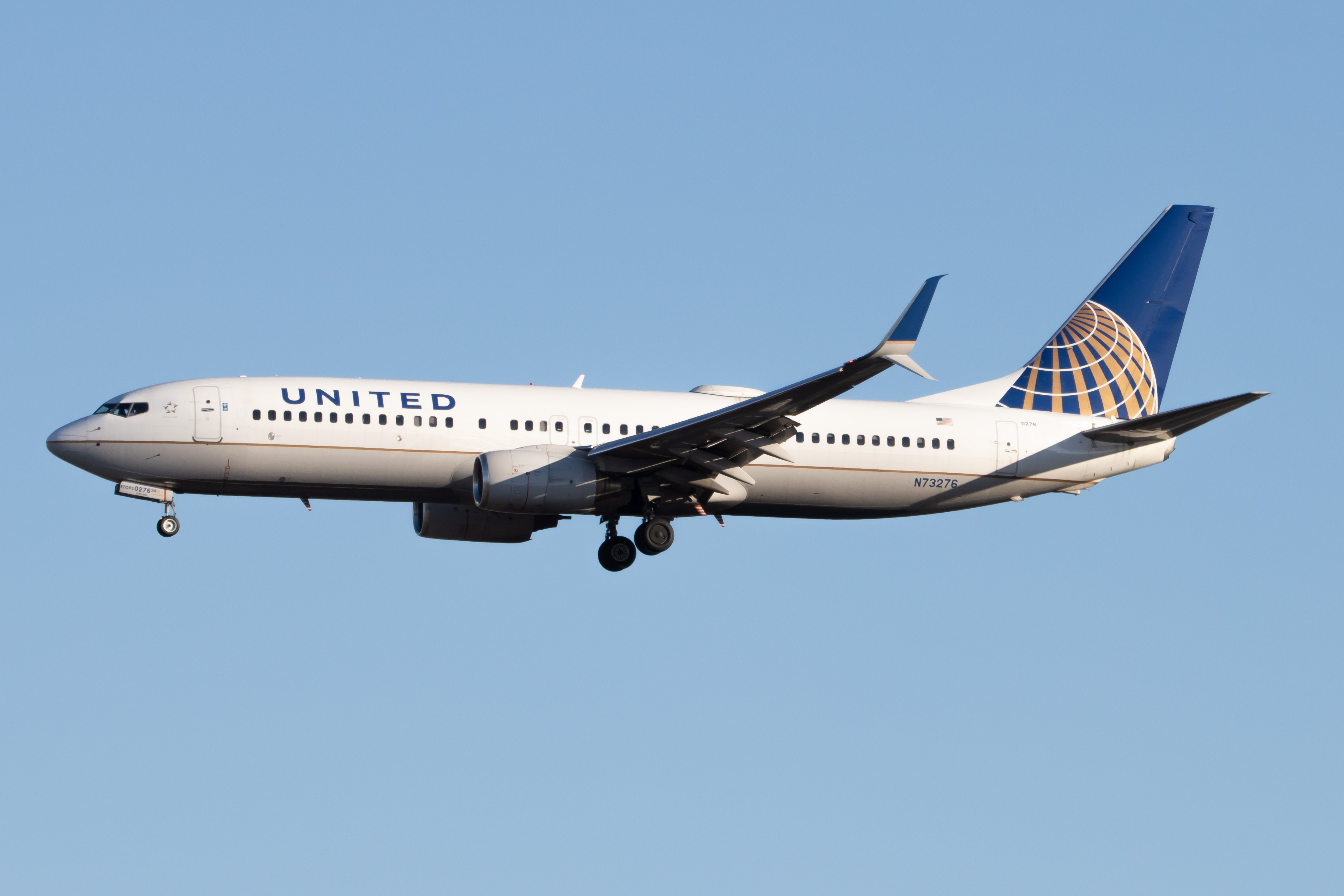 Full size: United Airlines Boeing 737-800 N73276 at Newark Liberty International Airport