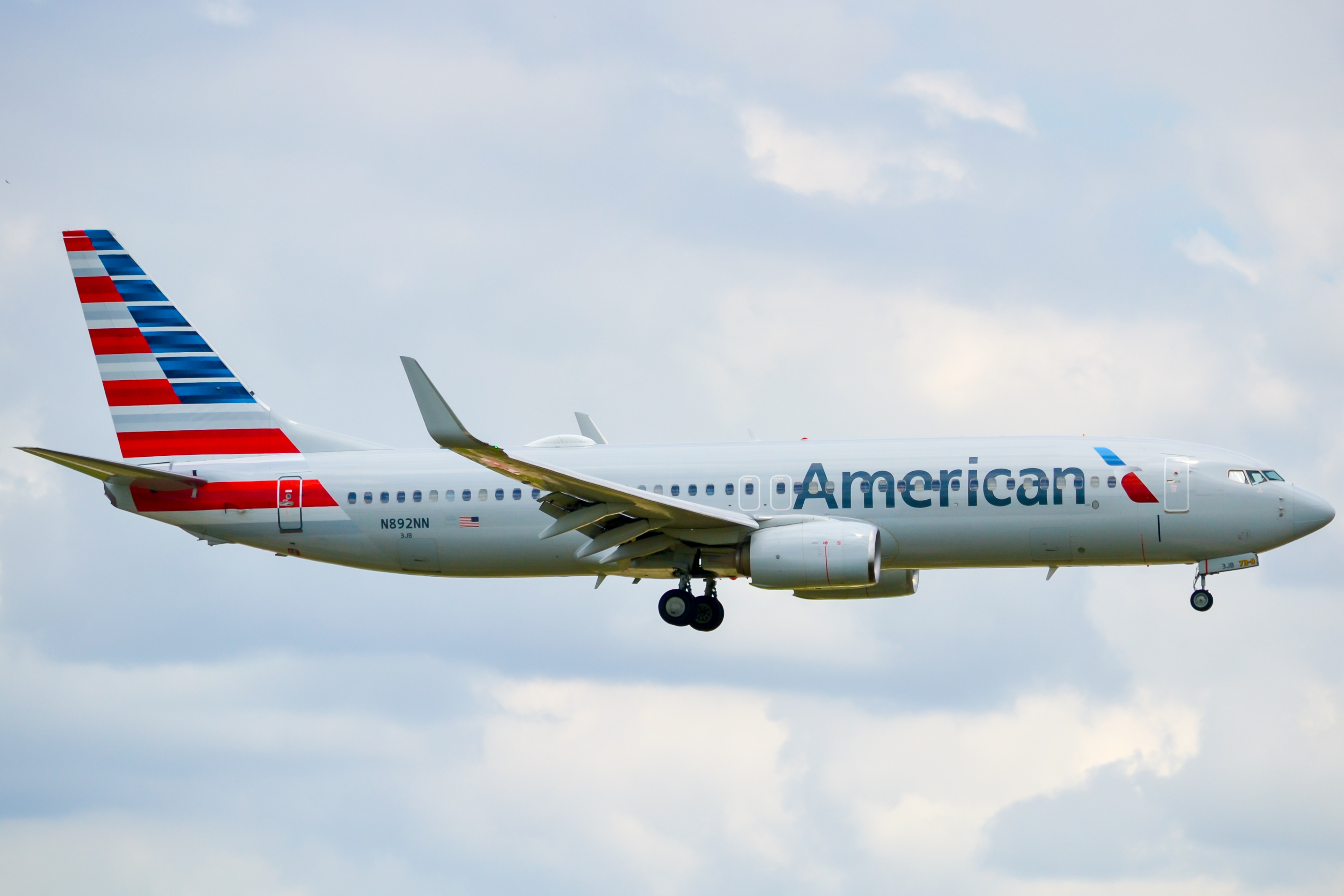 Full size: American Airlines Boeing 737-800 N892NN at Dallas-Fort Worth International Airport