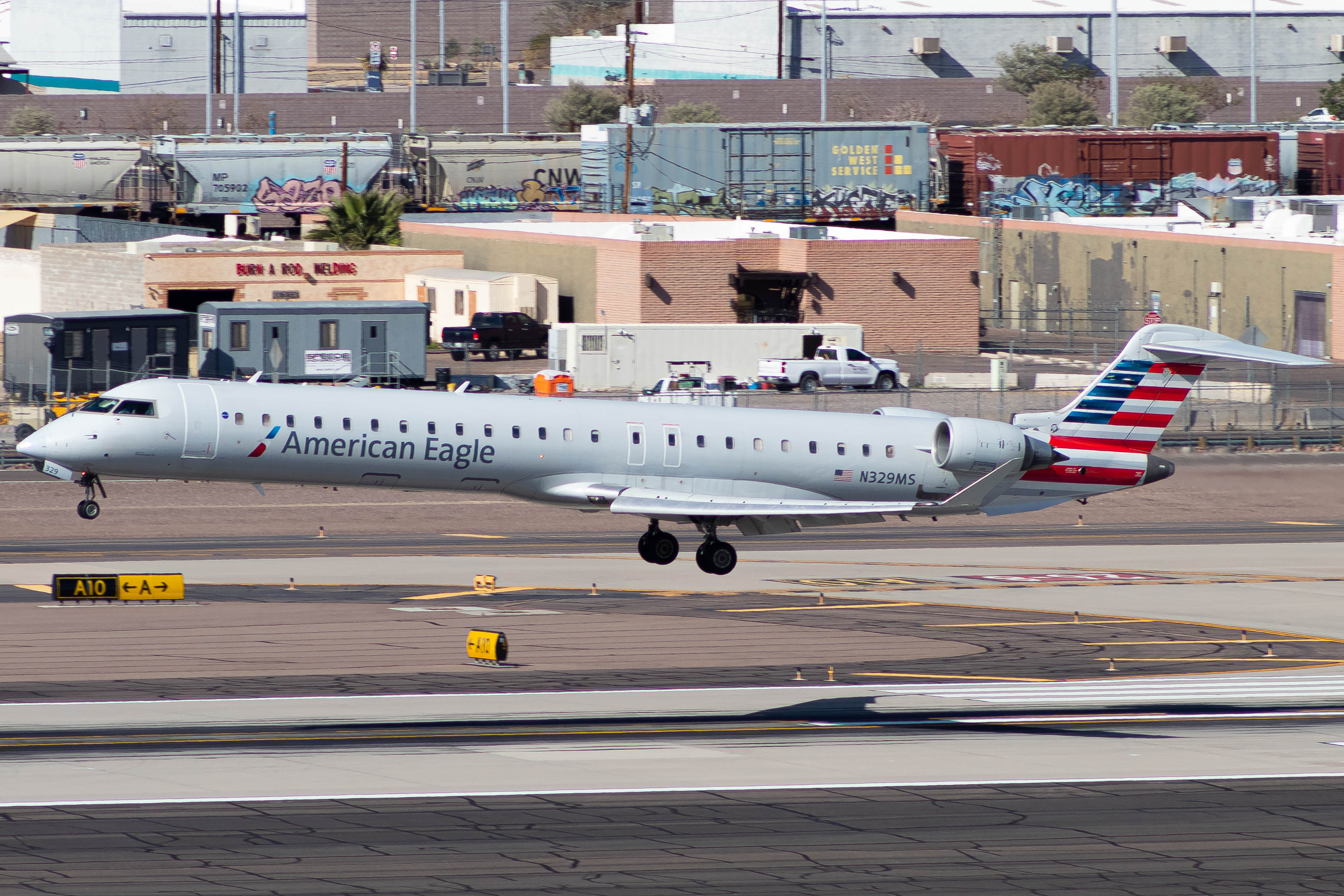 Full size: American Eagle Mitsubishi CRJ-900LR N329MS at Phoenix Sky Harbor International Airport