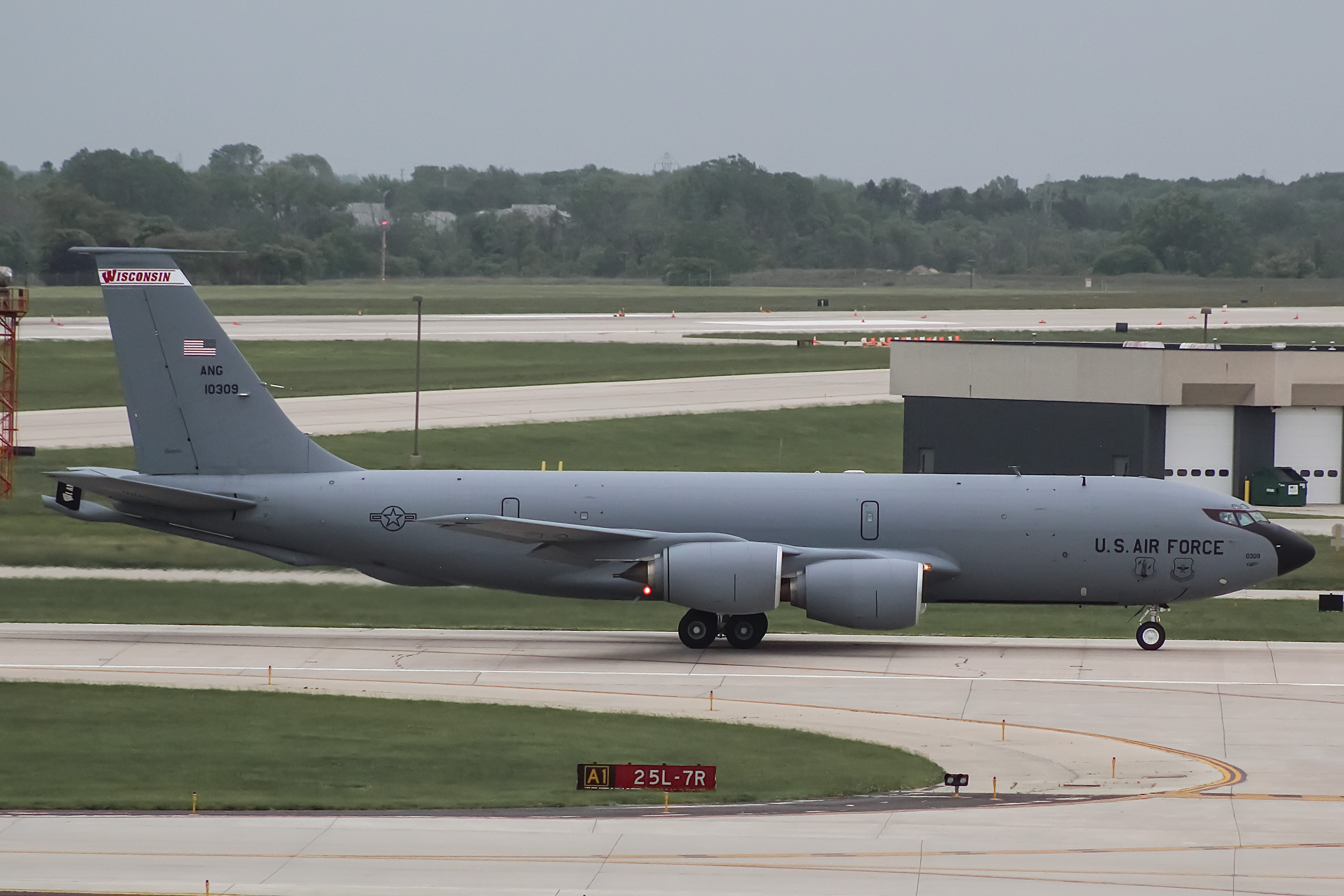Full size: USAF - United States Air Force Boeing KC-135 Stratotanker 61-0309 at General Mitchell International Airport