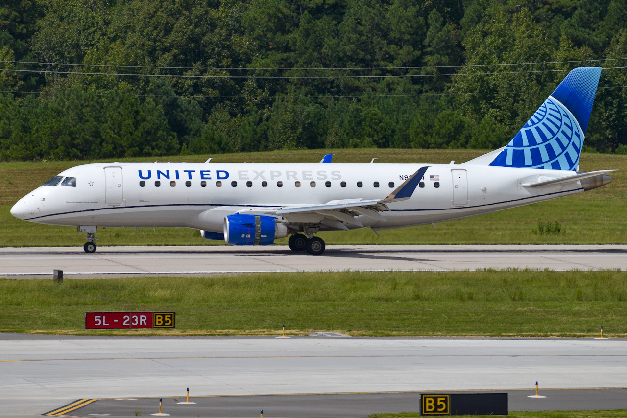 Full size: United Express Embraer E175 N82314 at Raleigh-Durham International Airport