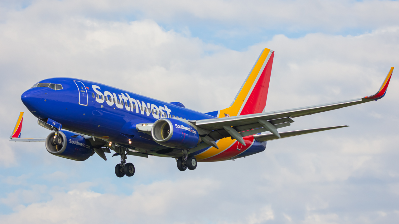 Full size: Southwest Airlines Boeing 737-700 N218WN at John Glenn Columbus International Airport