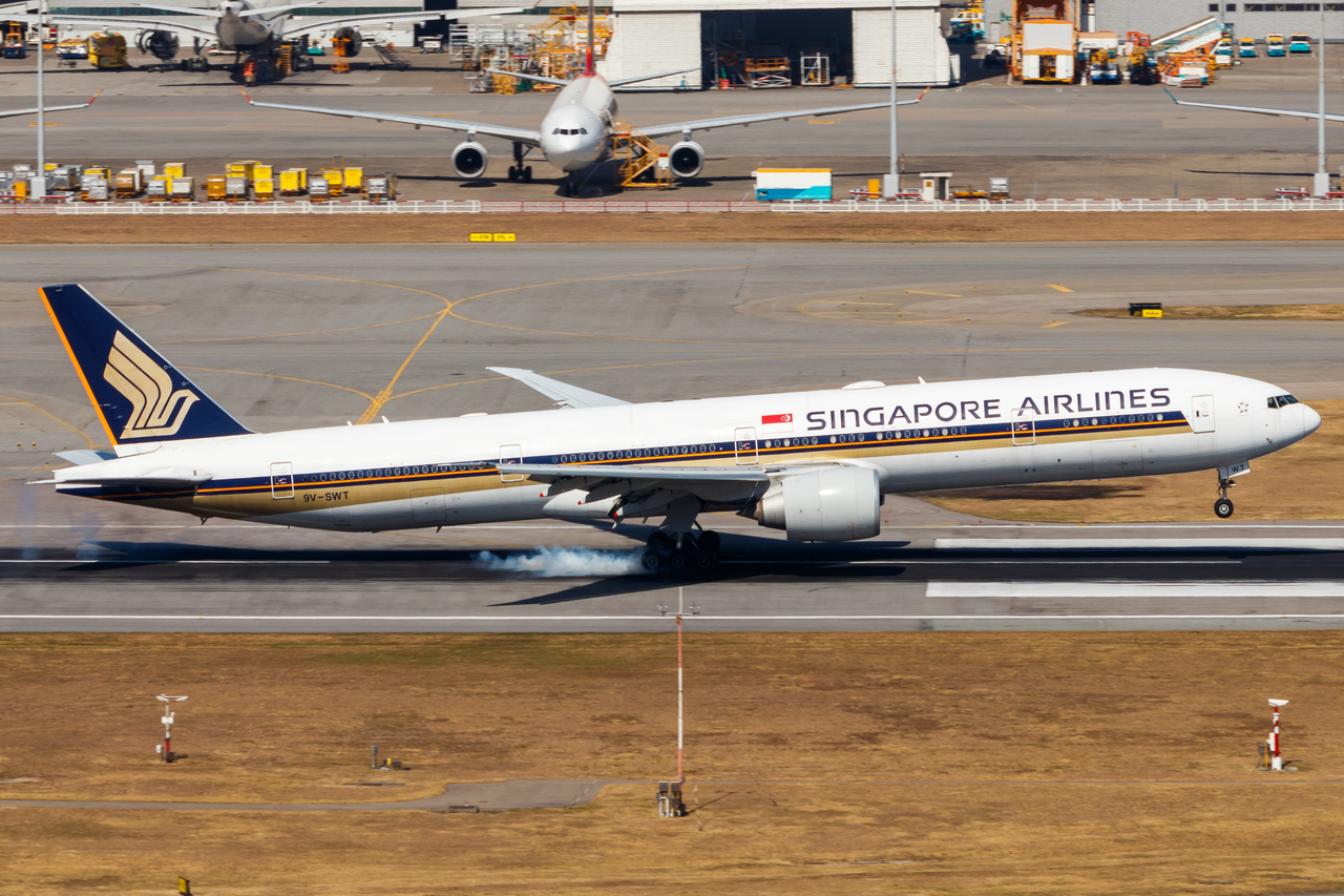 Full size: Singapore Airlines Boeing 777-300ER 9V-SWT at Hong Kong International Airport