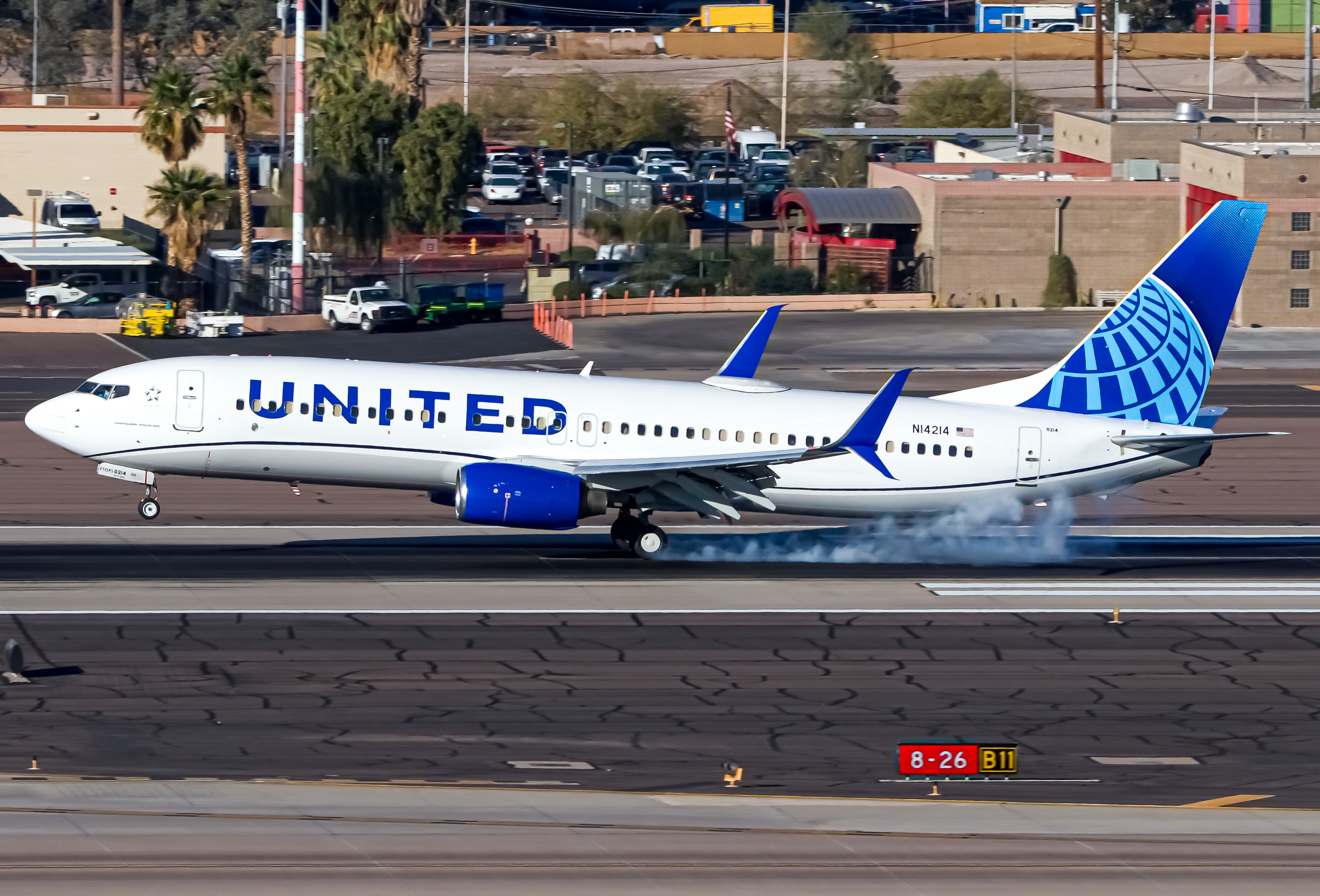 Full size: United Airlines Boeing 737-800 N14214 at Phoenix Sky Harbor International Airport
