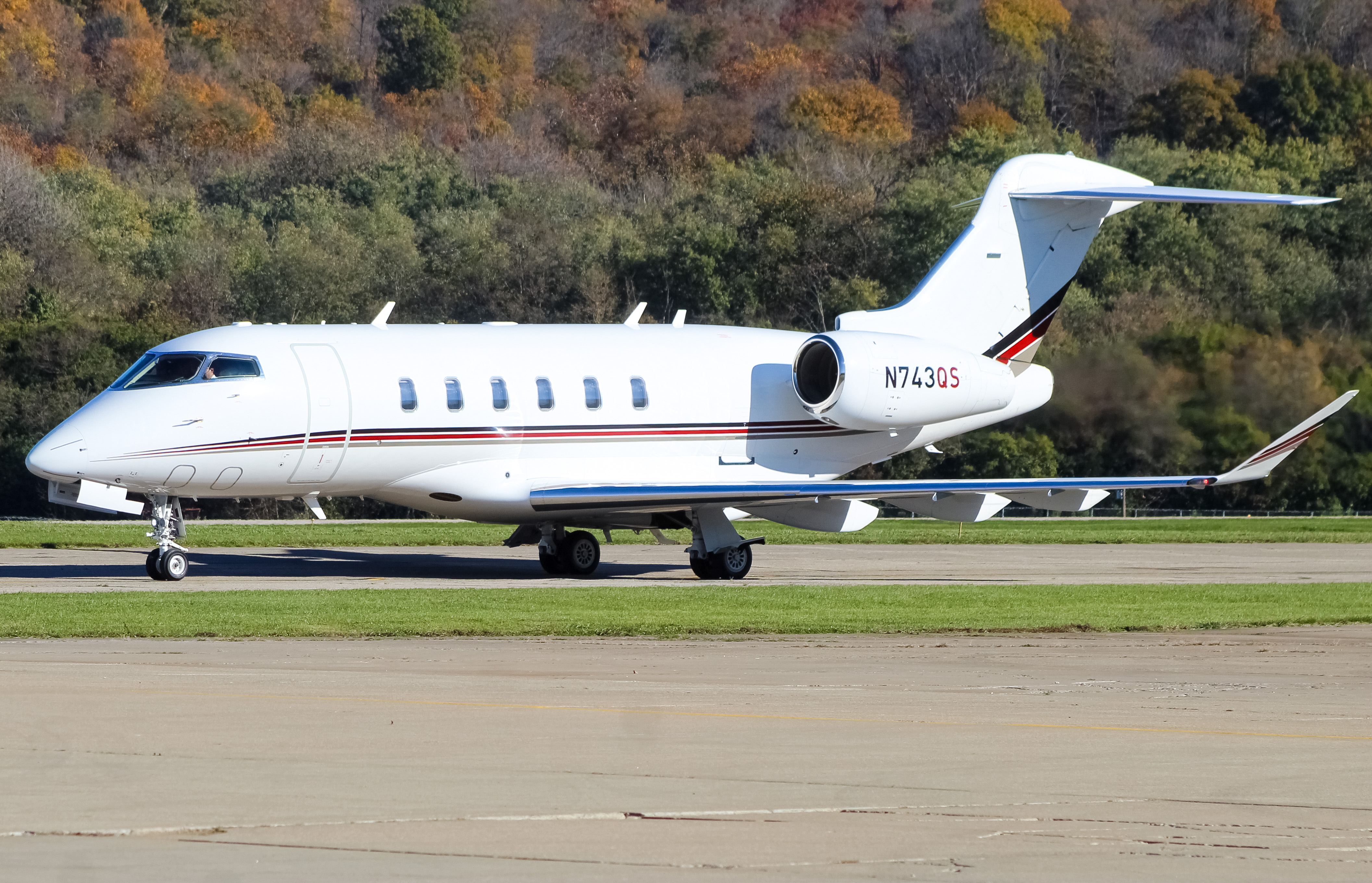 Full size: NetJets Bombardier Challenger 350  N743QS at Cincinnati Municipal Airport/Lunken Field