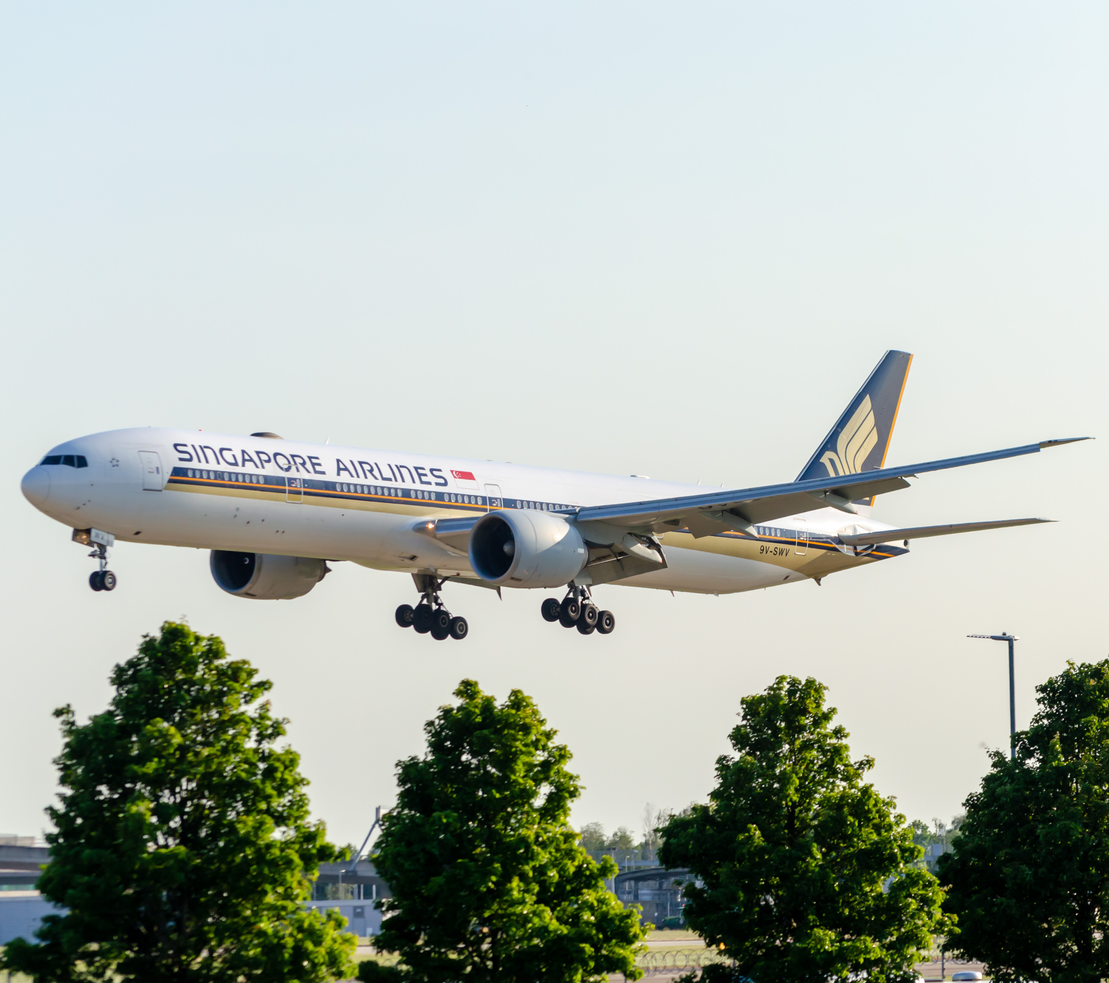 Full size: Singapore Airlines Boeing 777-300ER 9V-SWV  at London Heathrow International Airport