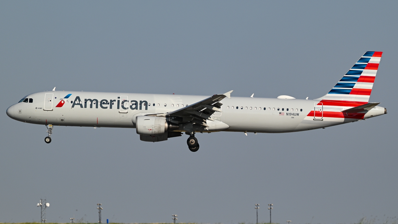 Full size: American Airlines Airbus A321-200 N194UW at Dallas-Fort Worth International Airport