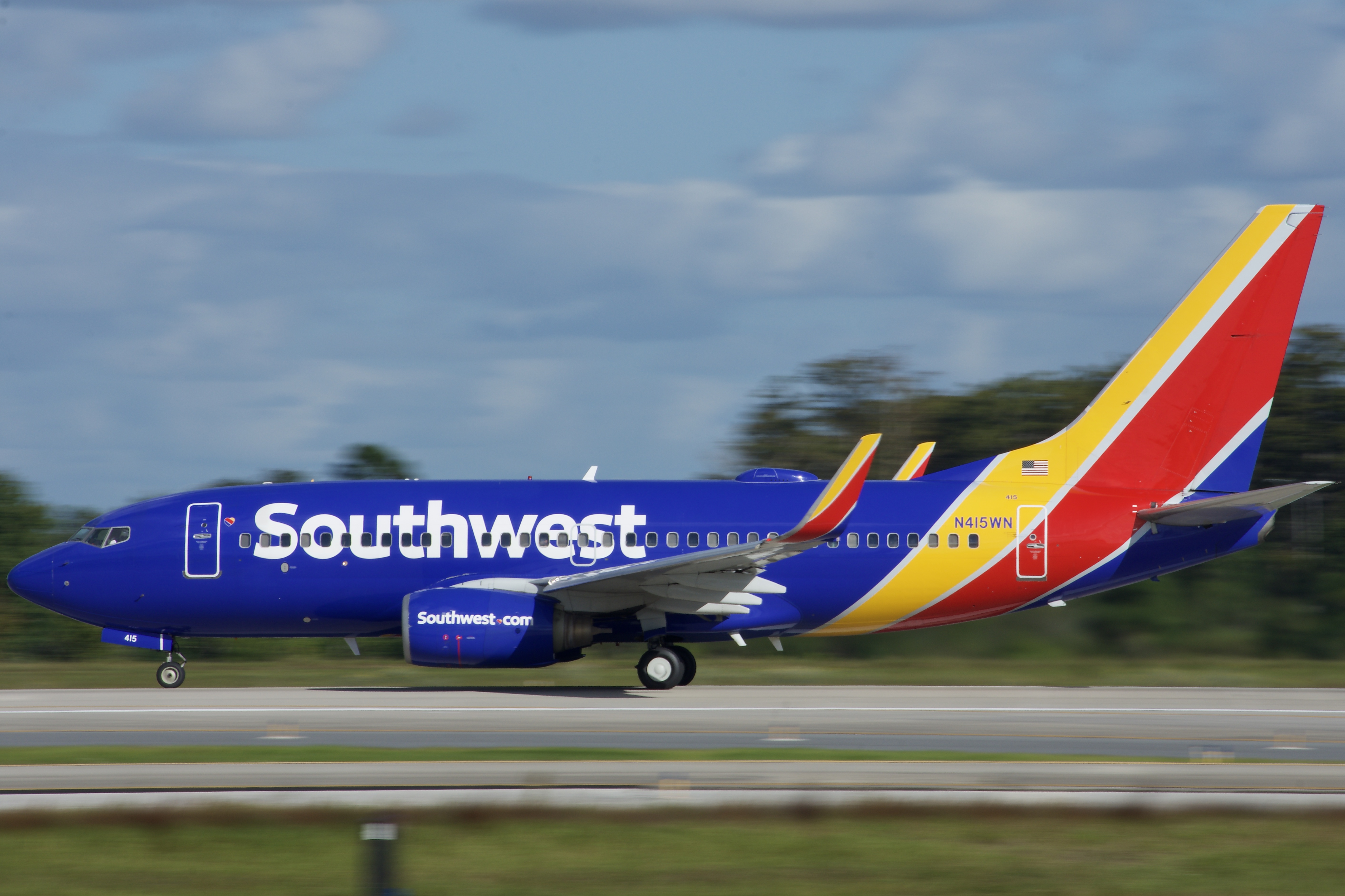 Full size: Southwest Airlines Boeing 737-700 N415WN at Orlando International Airport