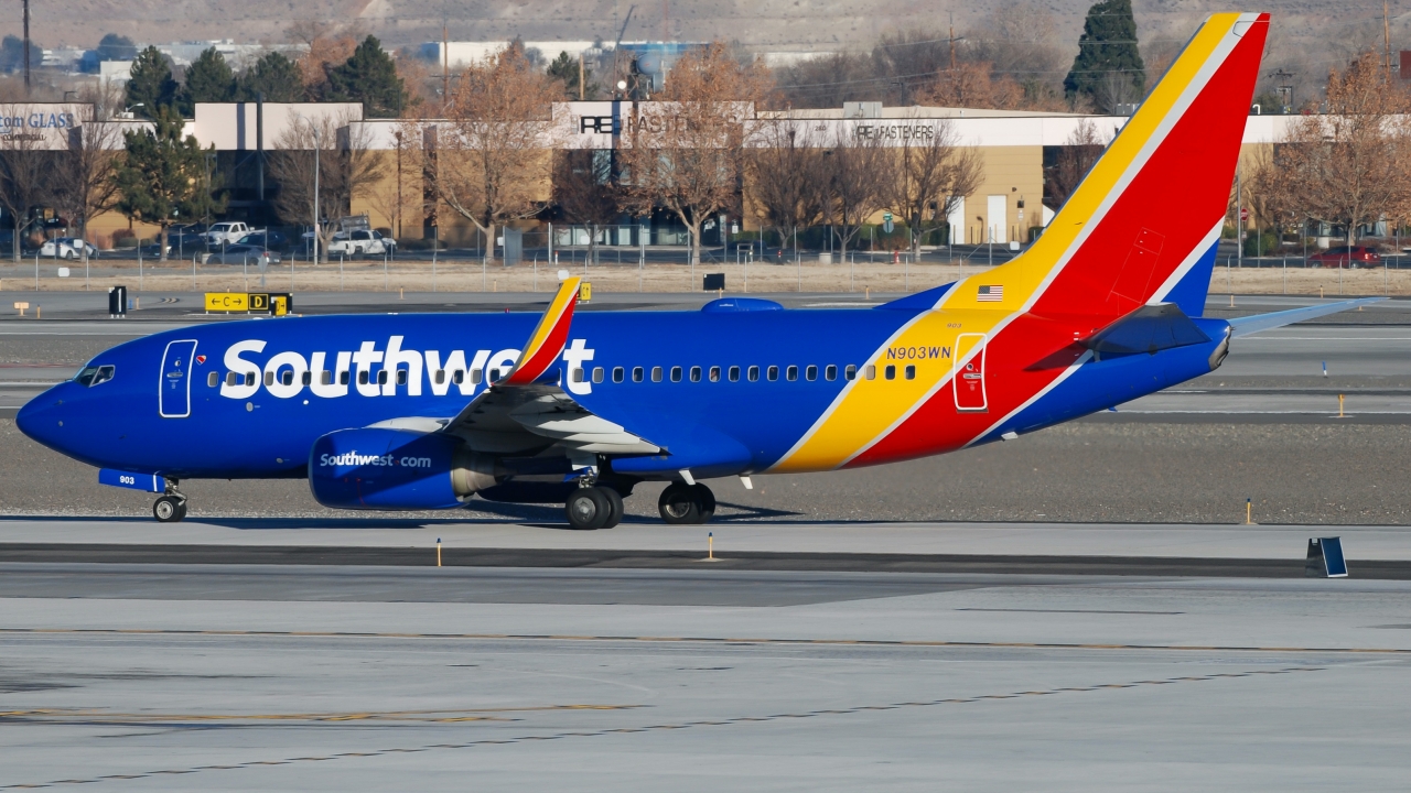 Full size: Southwest Airlines Boeing 737-700 N903WN at Reno/Tahoe International Airport