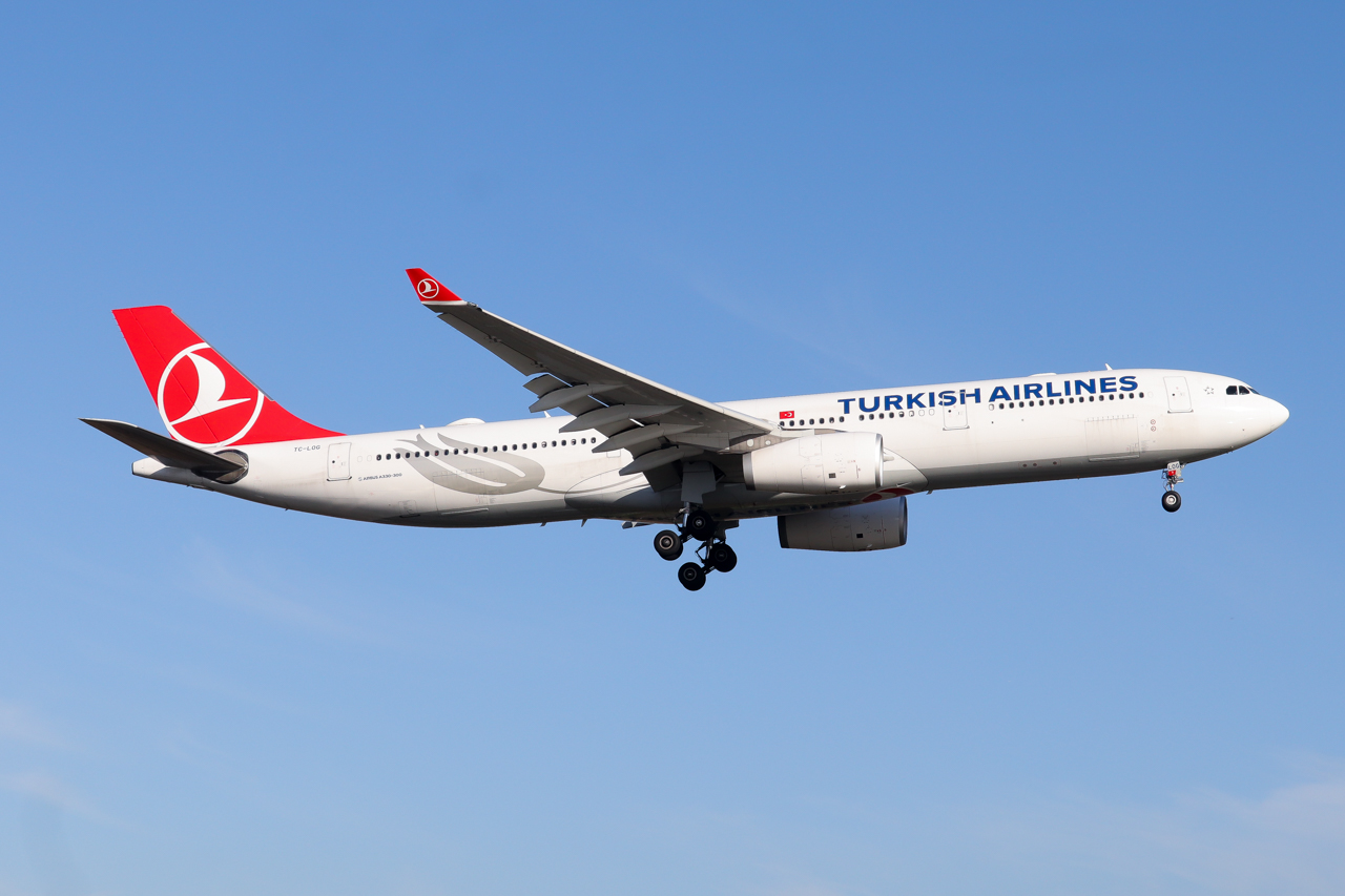Full size: Turkish Airlines Airbus A330-300 TC-LOG at London Heathrow International Airport