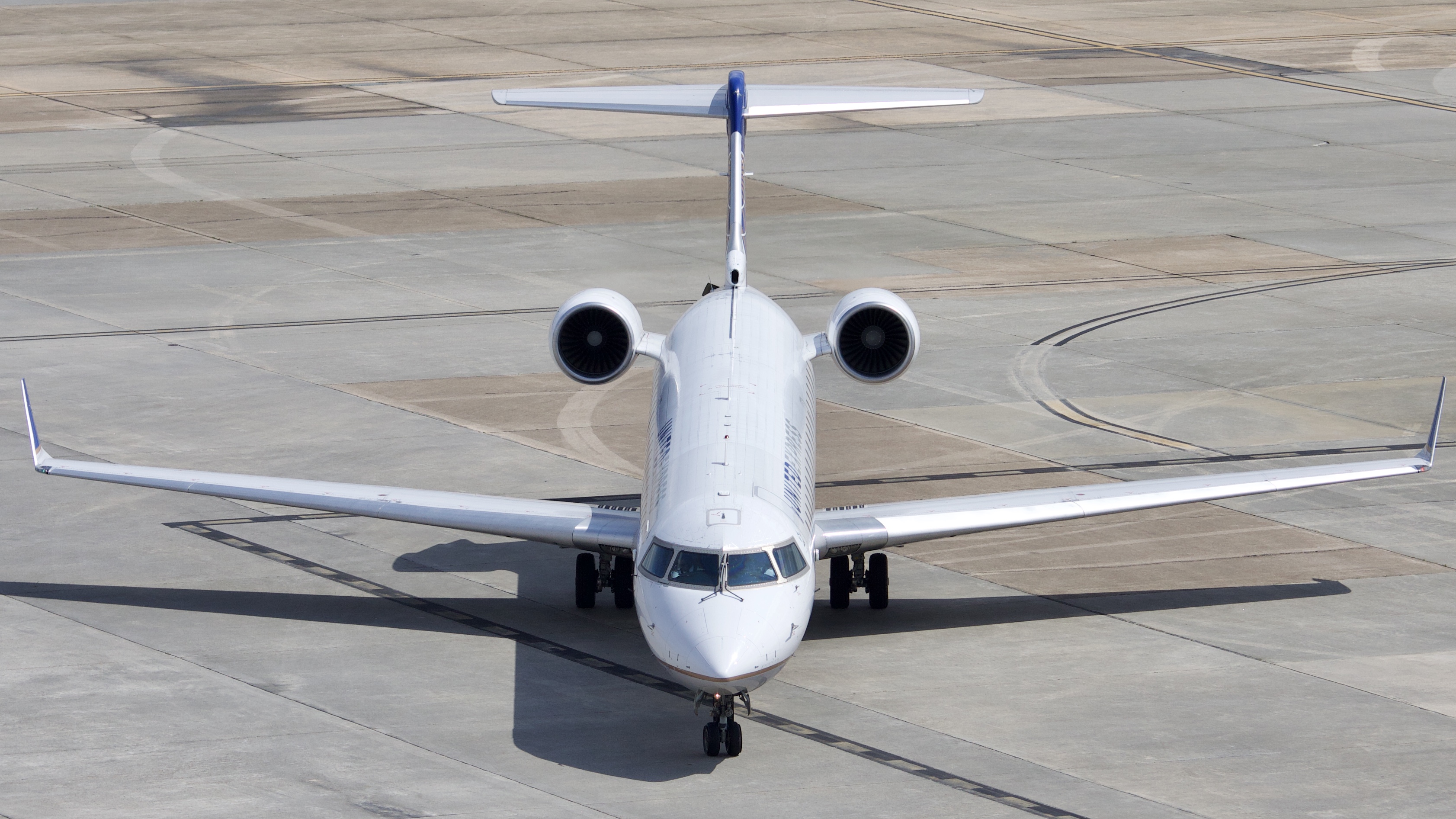 Full size: United Express Mitsubishi CRJ-700 N728SK at Houston-George Bush Intercontinental Airport