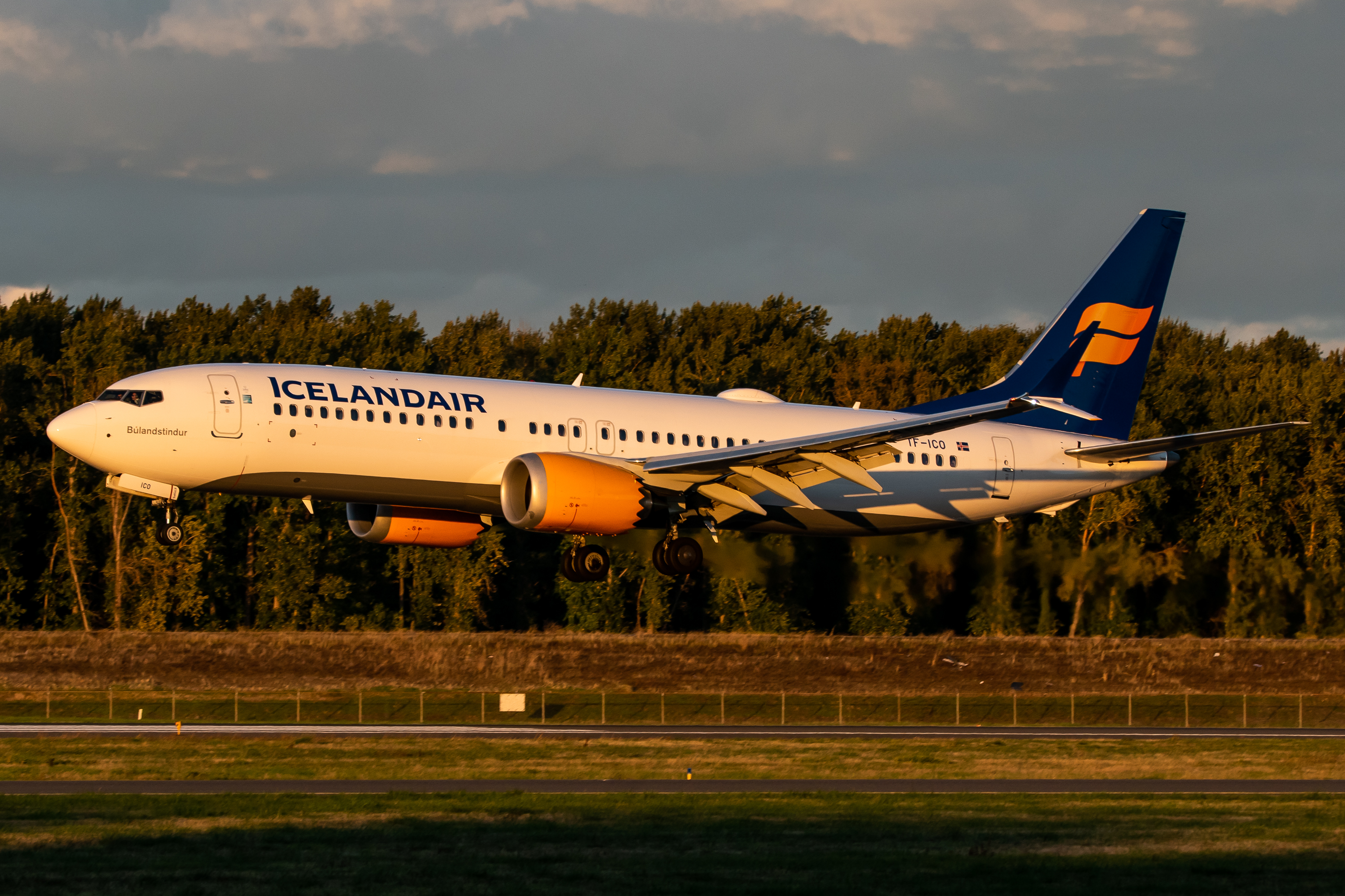 Full size: Icelandair Boeing 737 MAX 8 TF-ICO at Portland International Airport