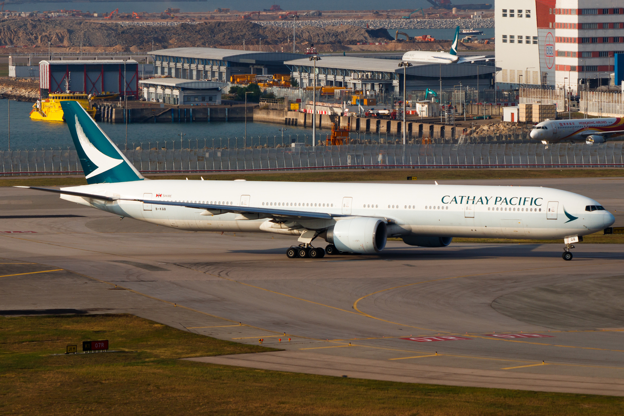 Full size: Cathay Pacific Boeing 777-300ER B-KQB at Hong Kong International Airport