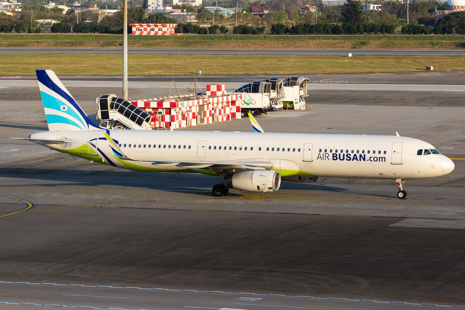 Full size: Air Busan Airbus A321-200 HL8099 at Taiwan Taoyuan International Airport